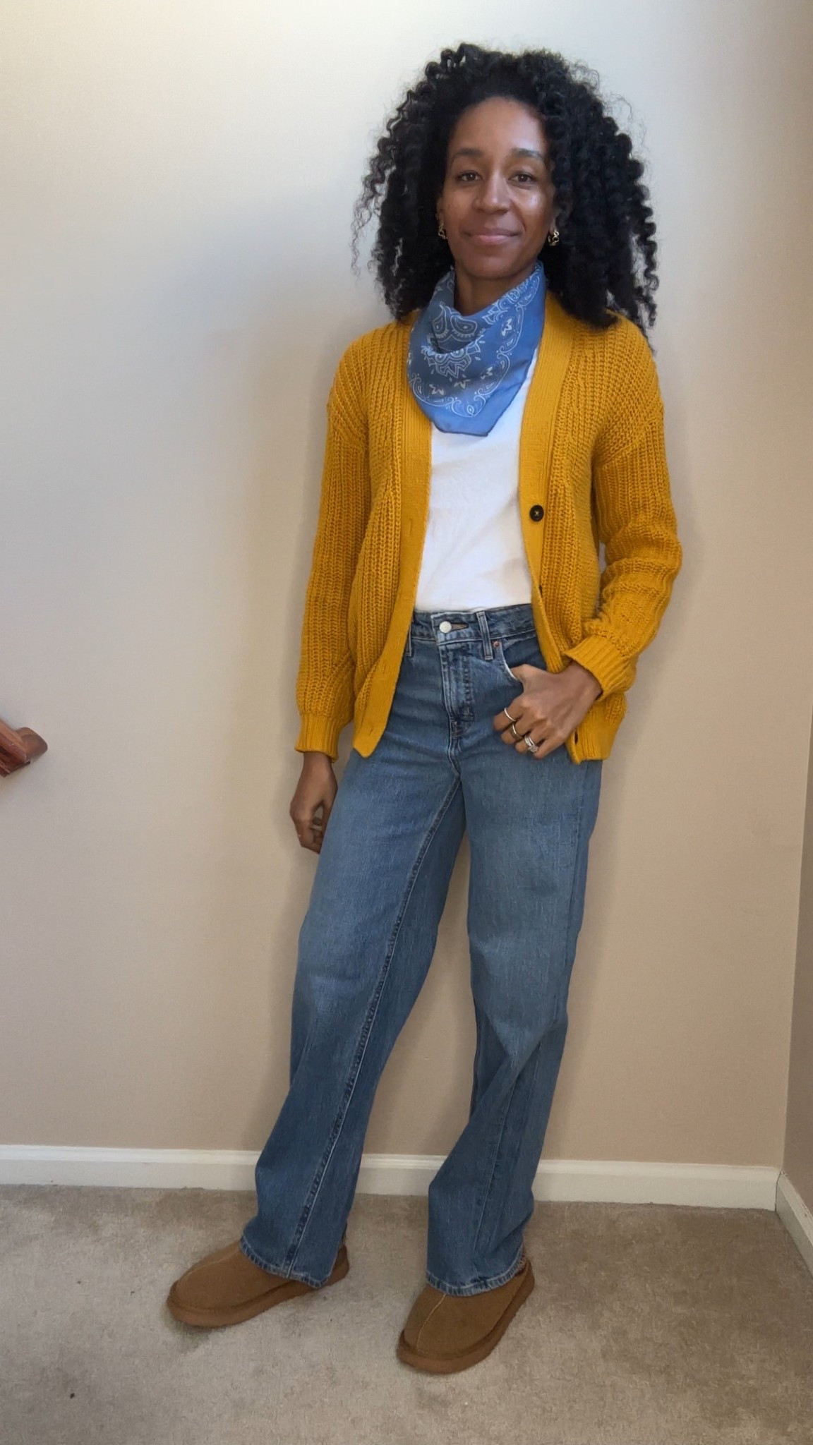 Styling a basic outfit formula.. Jeans and a t-shirt, with a chunky cardigan.  

 #LTKgrwm #LTKootd #LTKOver40