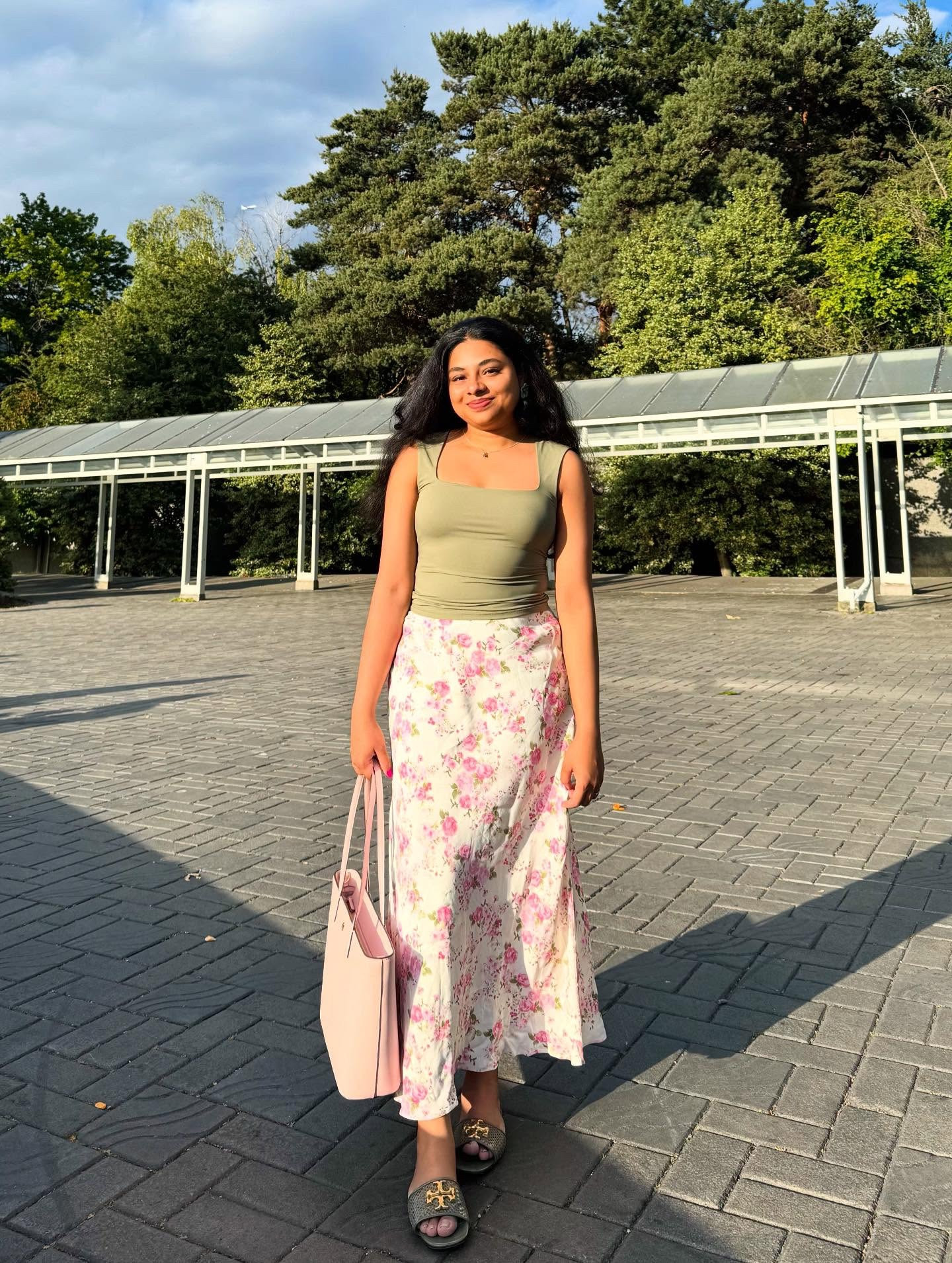 Just here to normalize weekday date nights ✨💕

#ootd #summerfits