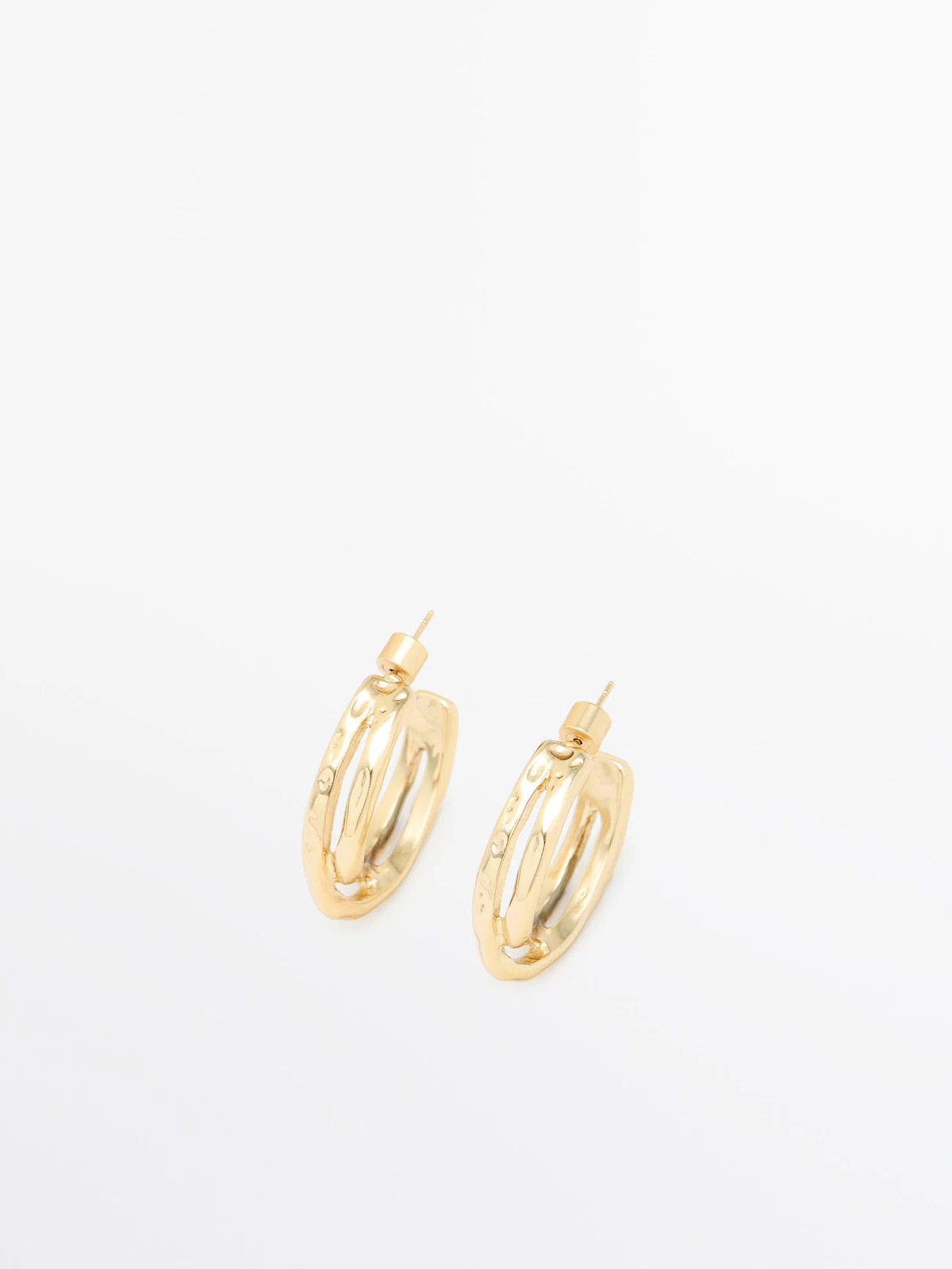 Textured asymmetric hoop earrings | Massimo Dutti US