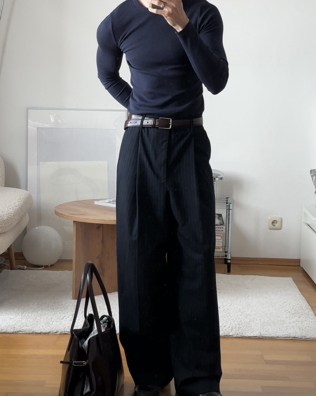 Monochrome frühling outfits |navy blau longsleeve | gestreifte blaue anzugshose | burgundy gürtel | boots leder 

#LTKherren #LTKspring #LTKdeutschland