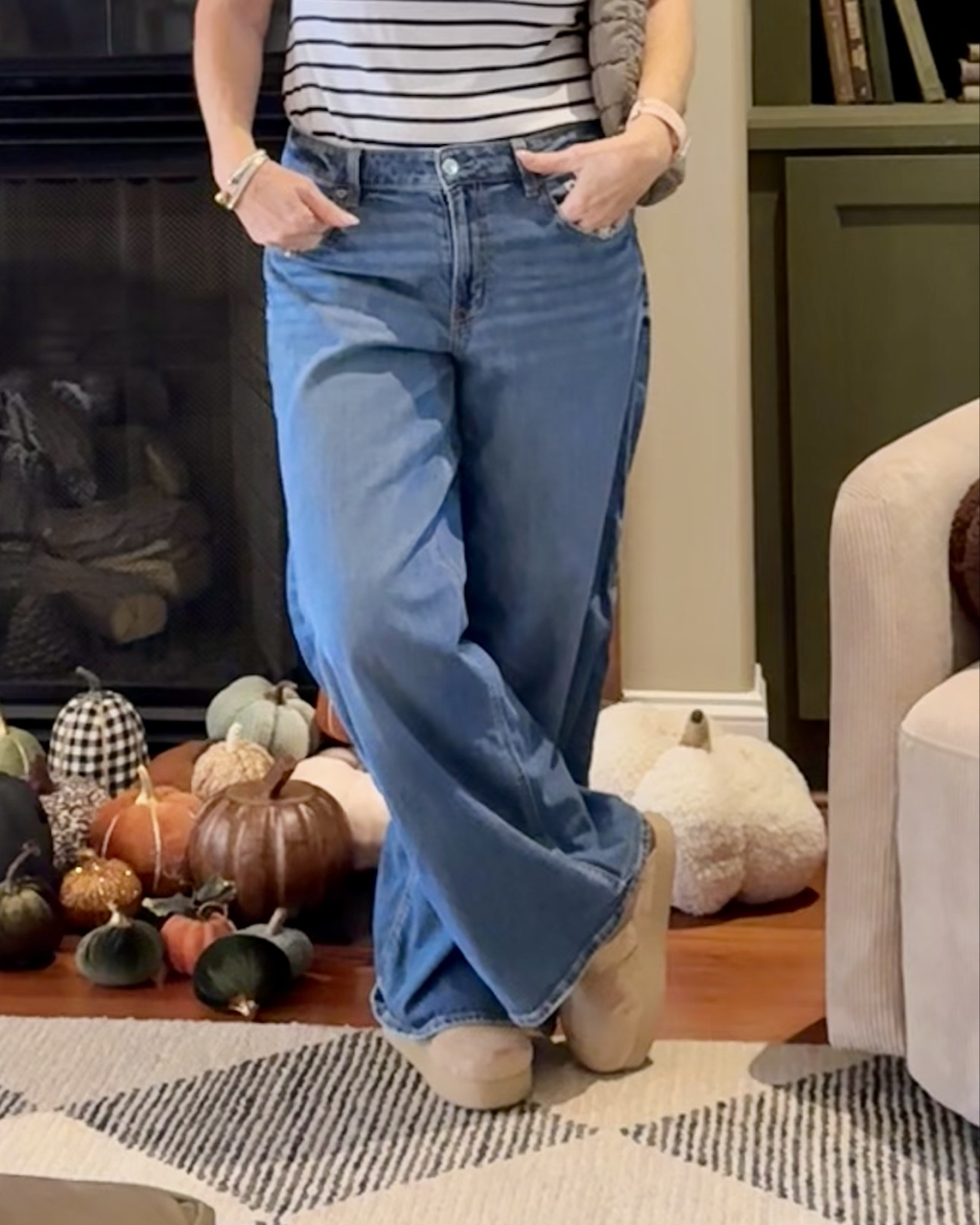 These American Eagle 🦅 jeans are probably the most comfortable jeans I’ve ever owned! They’re considered low rise but I feel like they’re more mid-rise. And they’re flared legged and have a little stretch to them. I wish I had a bootie to fill them out like Sydney Sweeney!

I’m in a size 8.

#LTKStyleTip #LTKShoeCrush #LTKItBag