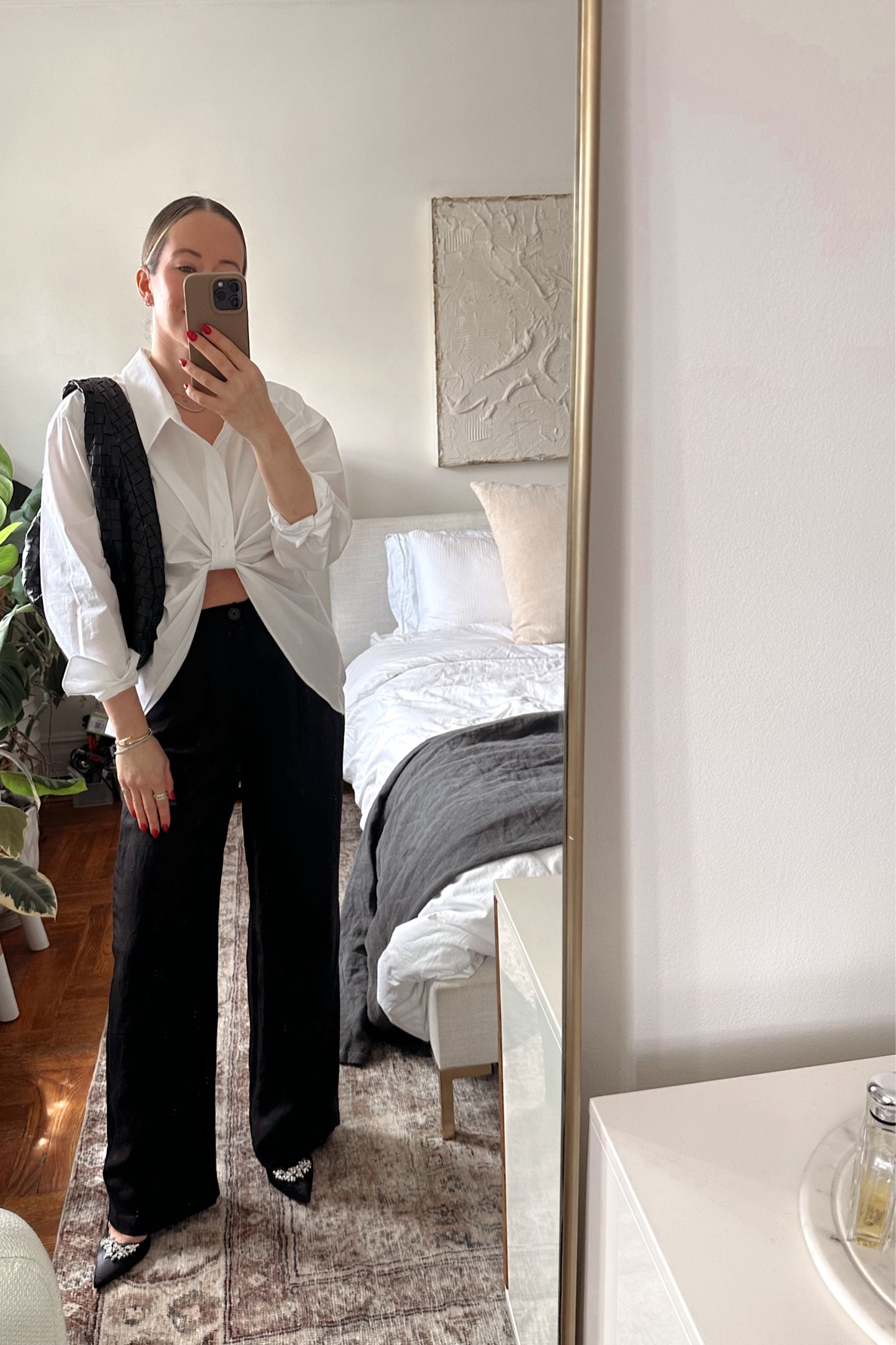 Sizing details:
Pants in a M, runs TTS.
Shirt in a S, runs large.
Bag is the black color.
#saks #sakspartner