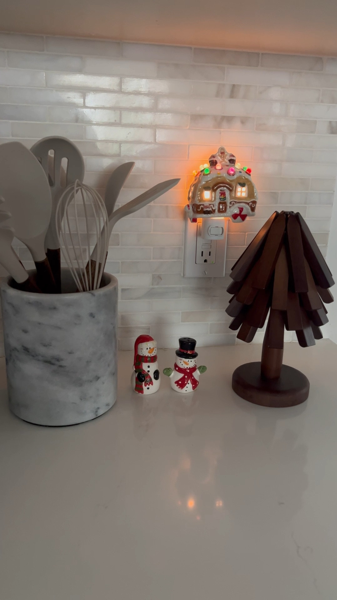 Just a couple cute holiday pops in this corner of the kitchen. ⛄️ 

#LTKHoliday #LTKSeasonal #LTKHome