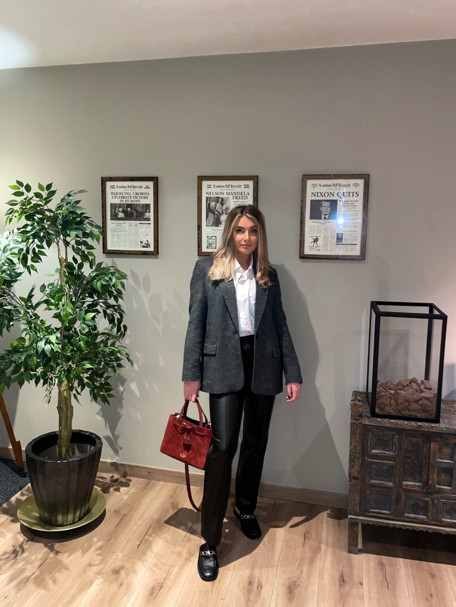 nights out in bruges 🇧🇪

Herringbone Wool Blazer - Zara
White Shirt (old)
Faux Leather Trousers - NA-KD 
Backless Loafers - Charles & Keith
Kate Spade Bag

#LTKSeasonal #LTKunder50 #LTKeurope