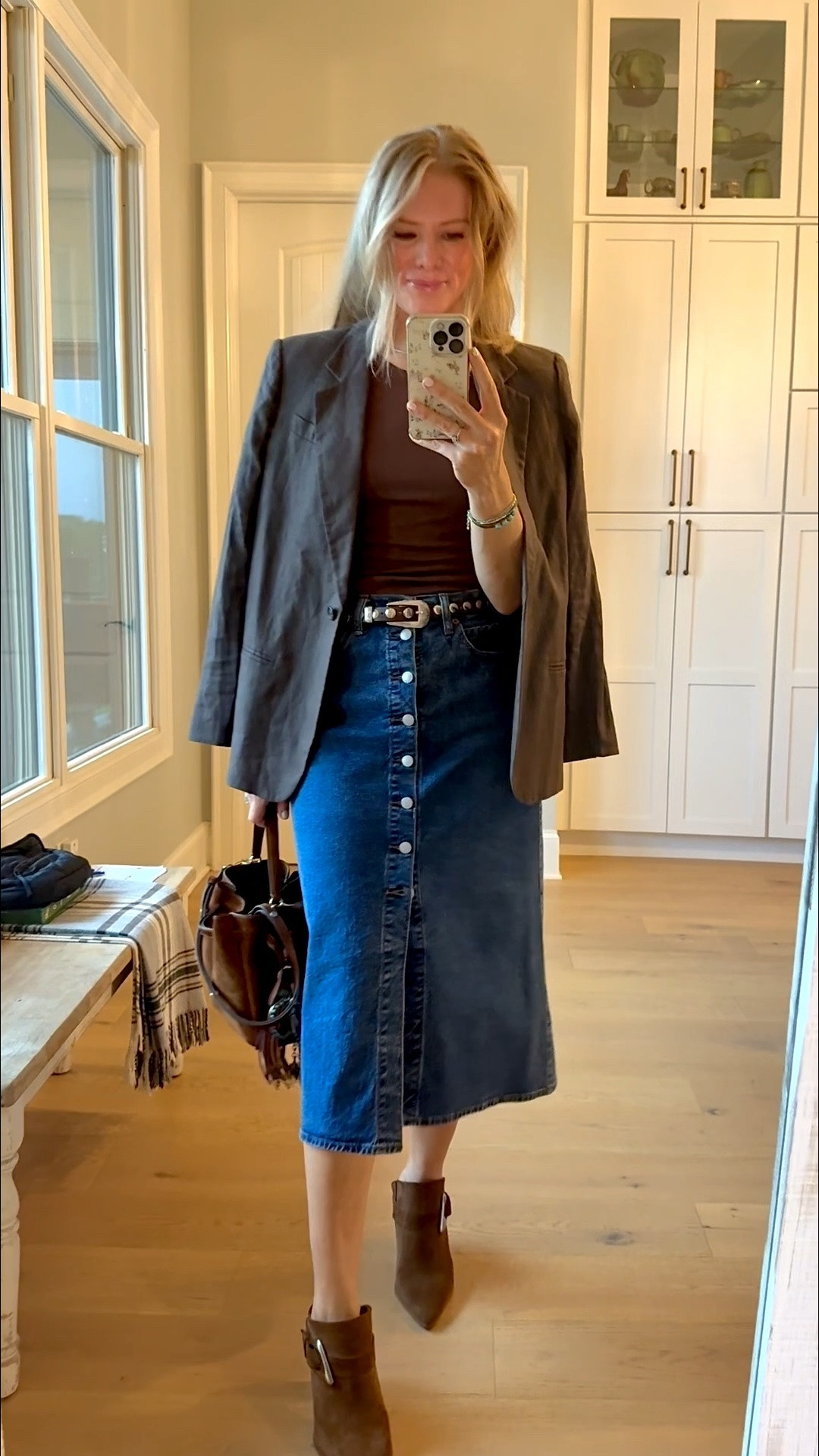 Date night outfit

Size reference 5’ 9” 140 lbs

Brown high neck tank - medium

Denim skirt - 2
(Normally a 27/28 - Last year Target)

Western mules - sized up


Western chic. Western date night. Country concert outfit. Fall style. Denim skirt outfit. Western belt. Western outfit.

#LTKTall #LTKSaleAlert #LTKOver40