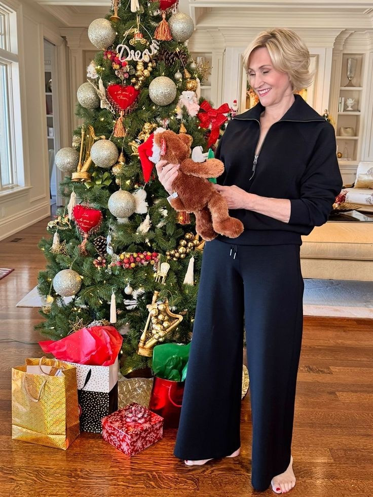 ✨ Effortless comfort, all day long ✨
Loving this Spanx half-zip Air Essentials top paired with the matching black bottoms — soft, flattering, and so easy to wear. Perfect for running errands, coffee dates, or just feeling put-together while staying cozy.

Comfort doesn’t have to mean sacrificing style — this set proves it can do both. 🖤✨

#LTKOver40 #LTKootd #LTKSeasonal