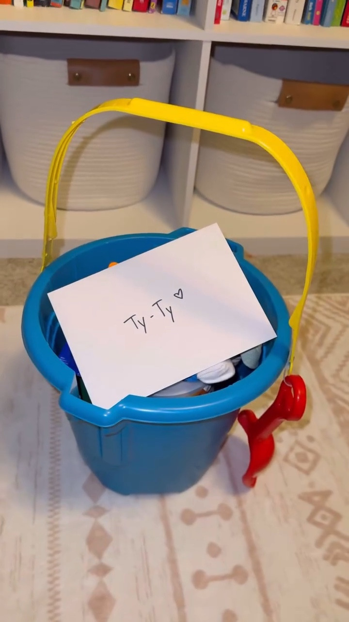 Not every 1st birthday gift needs batteries and flashing lights. Sometimes it’s snacks, sunscreen, and socks. Oh, and a bucket that doubles as a toy AND gift wrapping. 

Is it practical? Extremely. Is it boring? Arguably. Will the parents appreciate it? 100%. 😂 

#firstbirthdaygift #practicalgiftsforkids #parentinghack #momlifetips #realmomlife #minimalistparenting #intentionalparenting #usefulgifts #giftideasfortoddlers 
#oneyearoldlife #giftideas