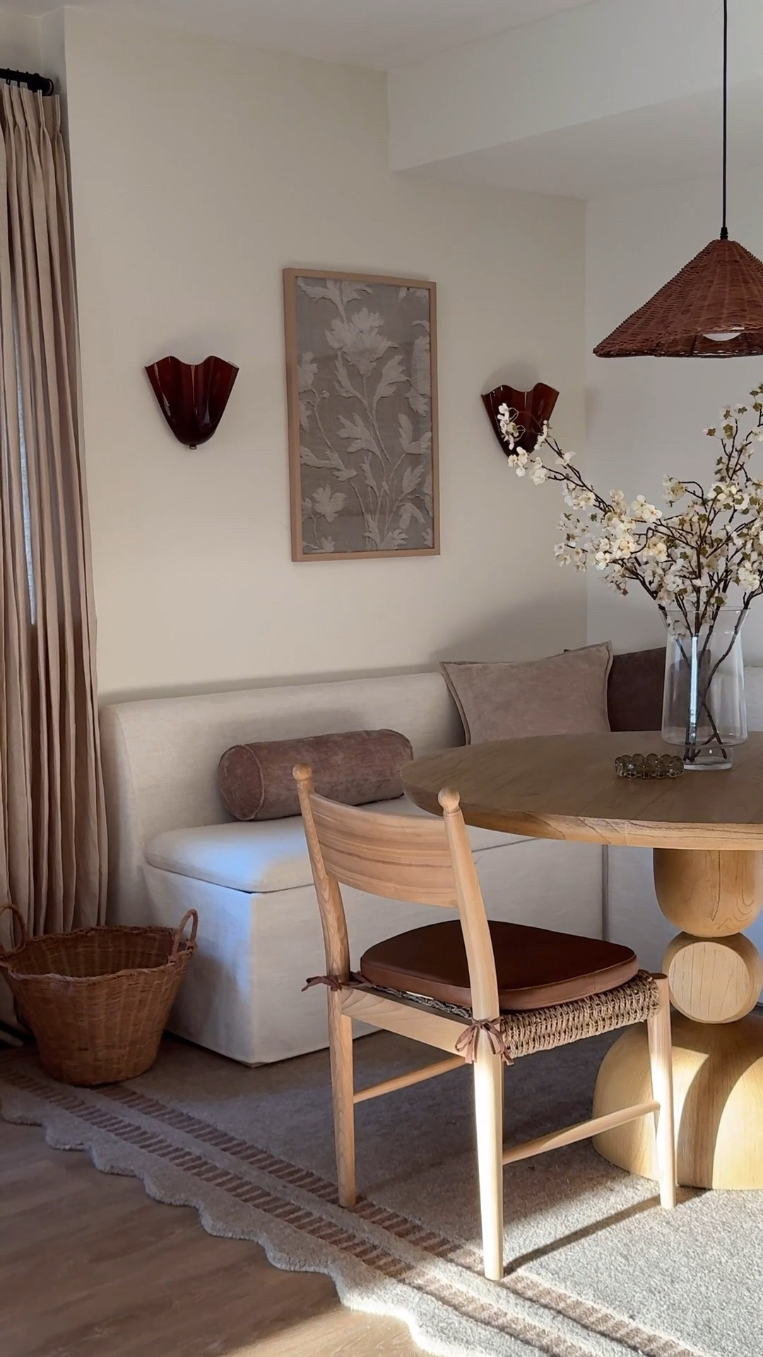 The classics never compete—They quietly become the spaces we love most 💛


Kitchen nook
Home design 
Home styling 
Home decor
Banquette 
Rug
Dining table,
Sconces
Dining chairs