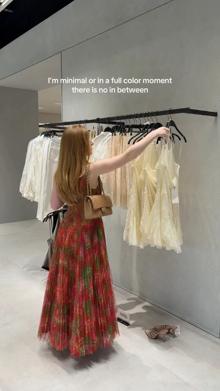 Perhaps a little bit of both?? 

#zara #minimalstreetstyle #colorfulstyle #maximaliststyle #minimalfashion