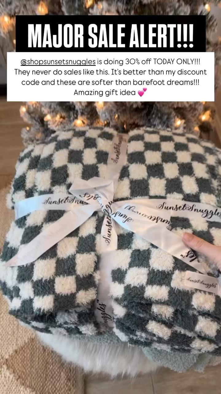 These blankets are so soft and cozy!!! Would make a great gift for anyone on your list! 

Blankets 
Gift idea
Home find

#LTKSaleAlert #LTKGiftGuide #LTKHoliday