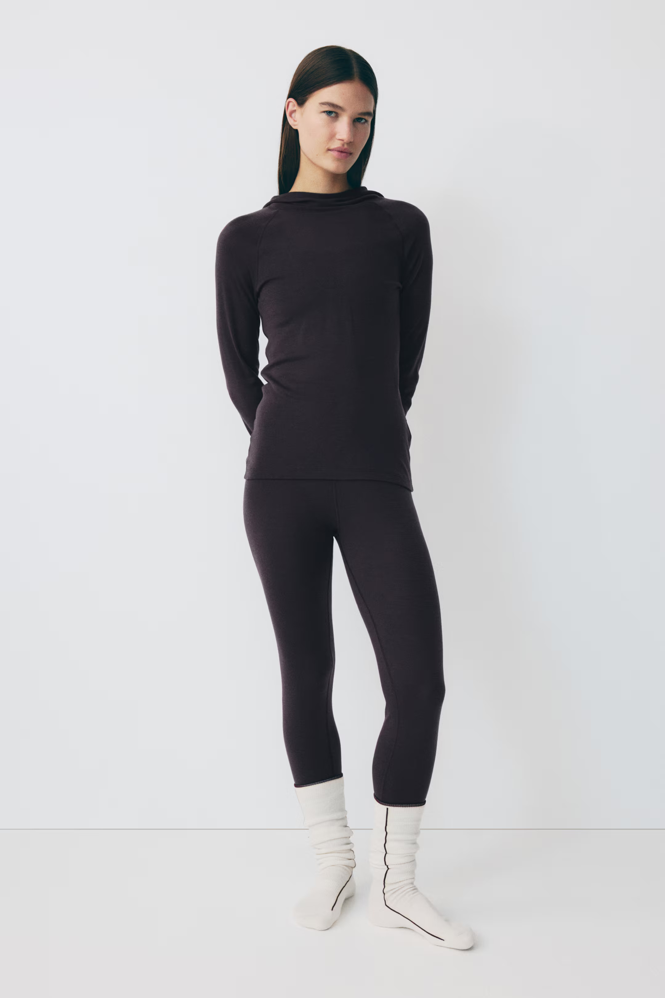 Sportshirt aus Wolle mit Kapuze | H&M (DE, AT, CH, NL, FI)