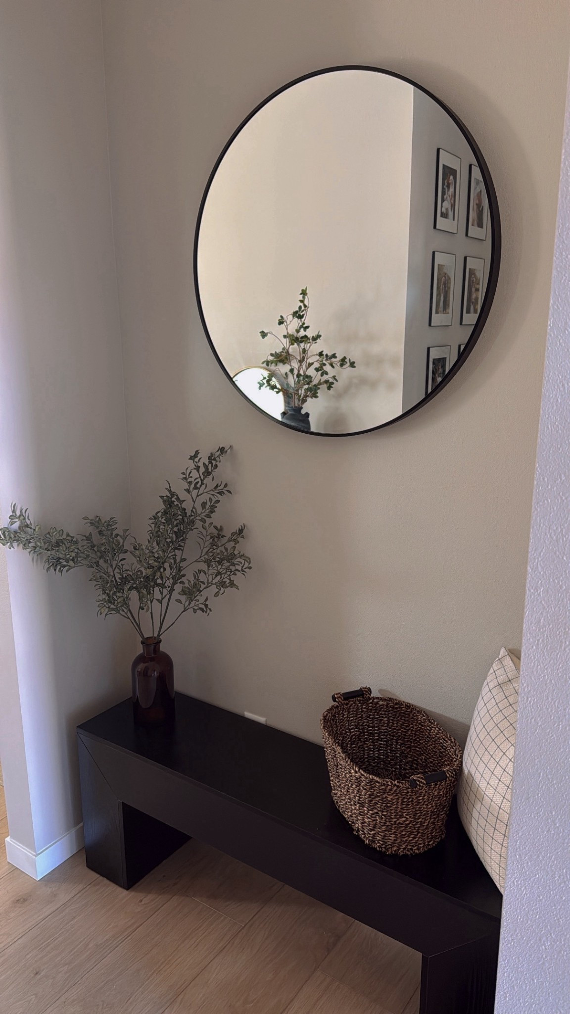 Entryway bench! 🖤

#LTKFindsUnder100 #LTKHome #LTKmomlife