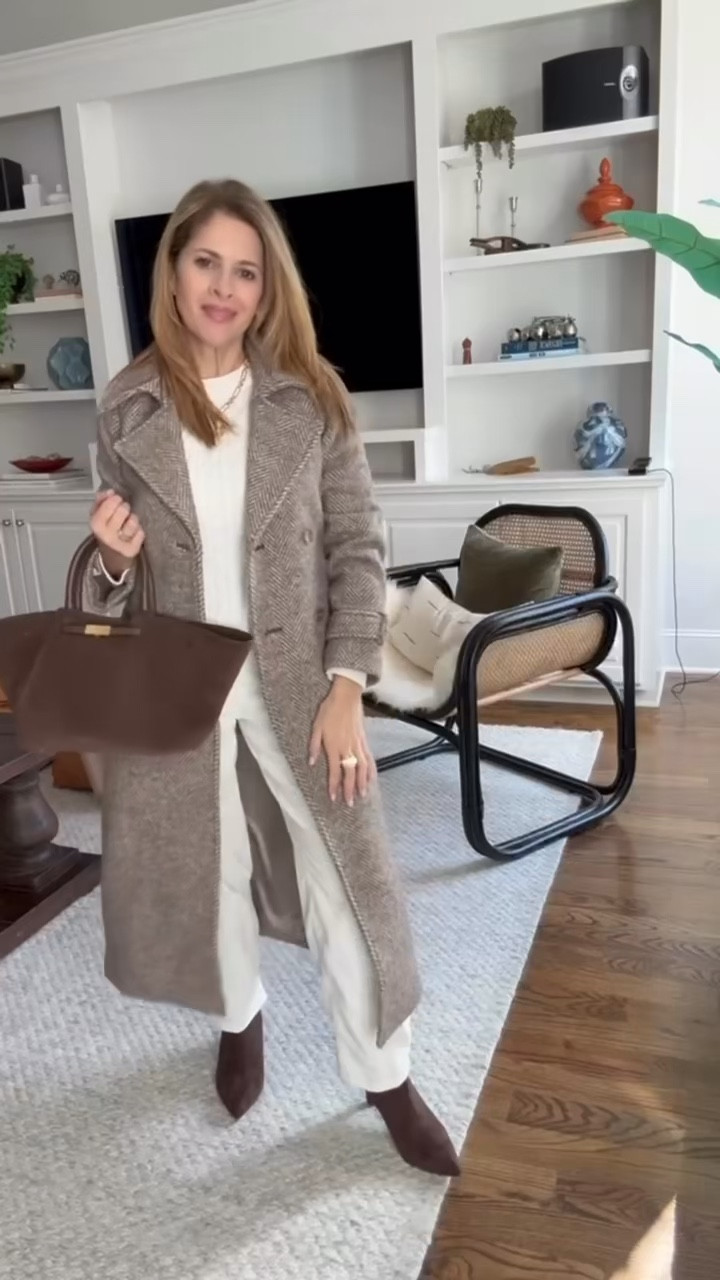 
My go to winter outfit! Cozy, chic, and perfectly petite 🤍

I’m wearing my lovely corduroy white barrel jeans, a soft white sweater, suede boots, and topping it off with a wool-blend coat that fits to perfection.
Everything is linked for you on my LTK! ✨

Sizing:
Coat: XXS Petite
Jeans: XXS
Crew-neck Sweater: XXS Petite

#petitefashion #petitestyle #winteroutfitideas #winterfashion2025 #cozychicstyle
#petiteinspo #whitelook #winterwhites #petitewardrobe #neutraloutfits
#petiteootd #petitecreator #ltkfashion #ltkpetite #petitewinterstyle

#LTKPetite #LTKHoliday #LTKStyleTip