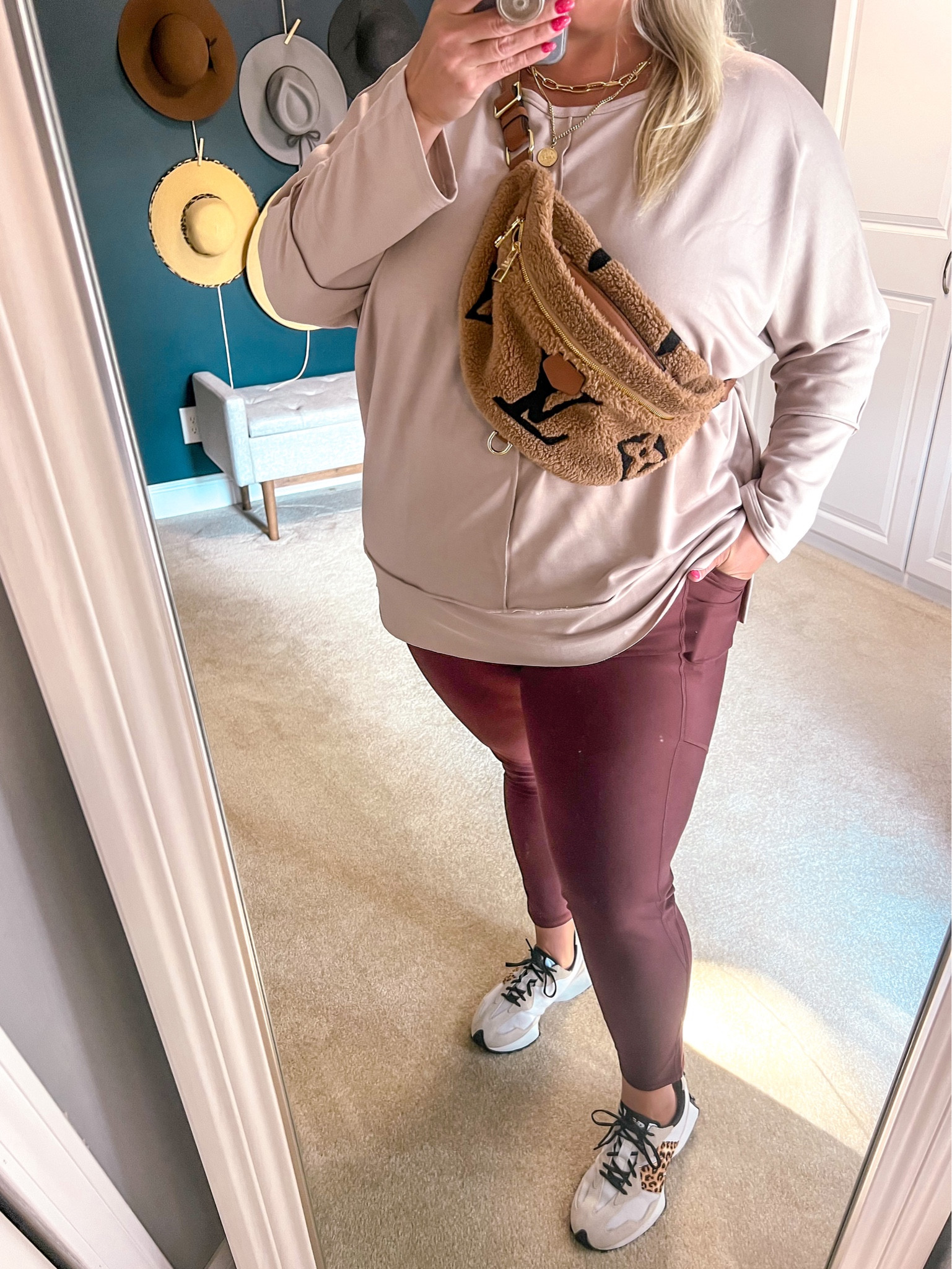 Pocket leggings and tunic shirt with sneakers 