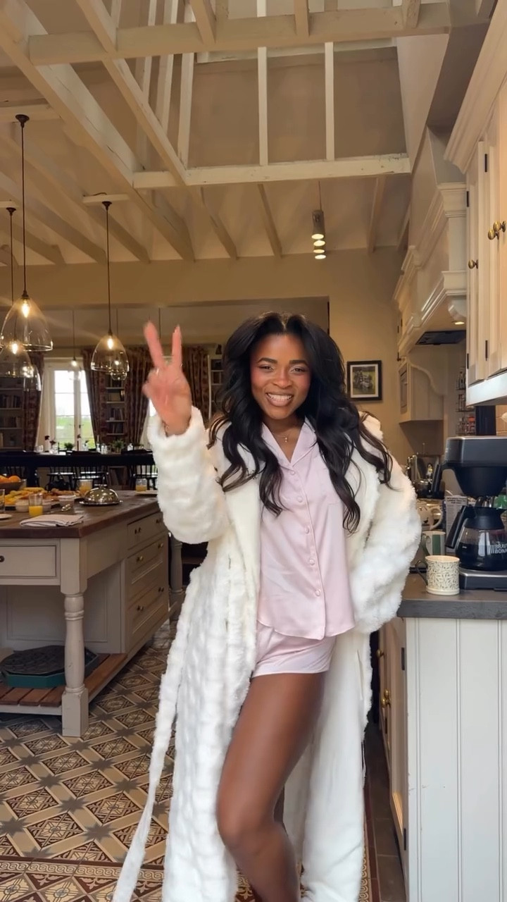 welcome to the boux manor house tour 💋 

All pieces from Boux Avenue except for the black lace midi skirt - it’s the Yolanda from House of CB 🖤

#romanticizeyourlife #christmasinlondon #girlworld #sabrinacarpenter #housetour

#LTKGiftGuide #LTKFindsUnder100 #LTKHoliday