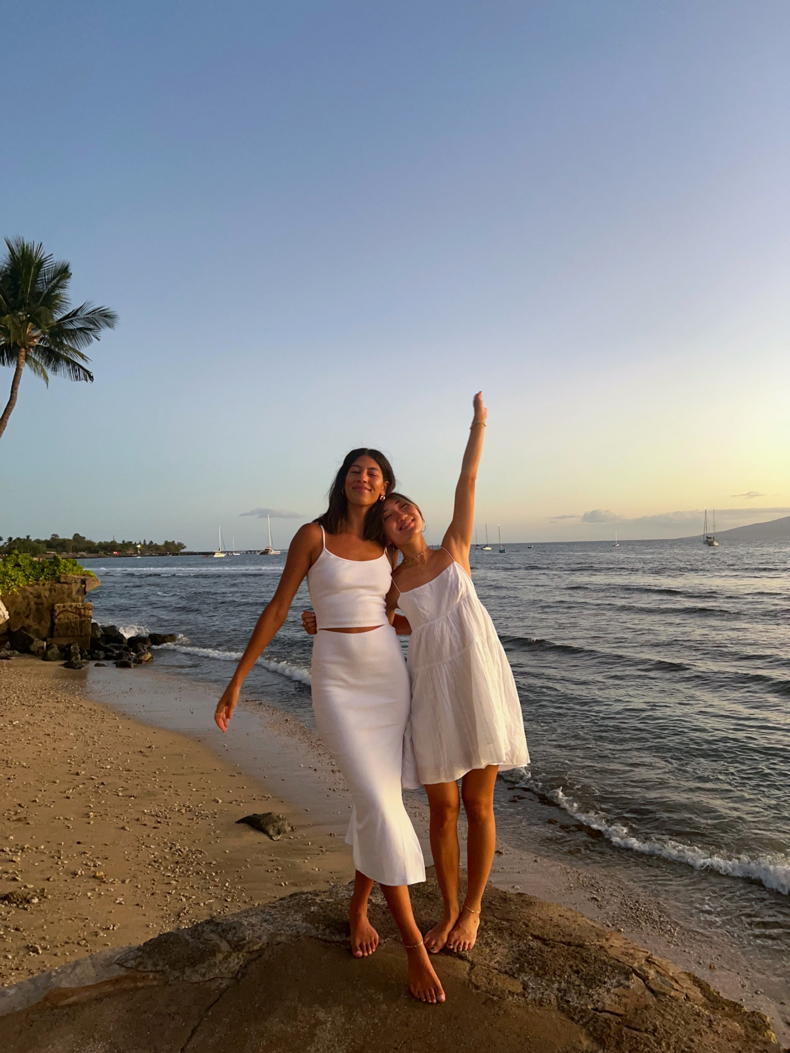 All white matching set 🕊

*wearing size 4 top + skirt 