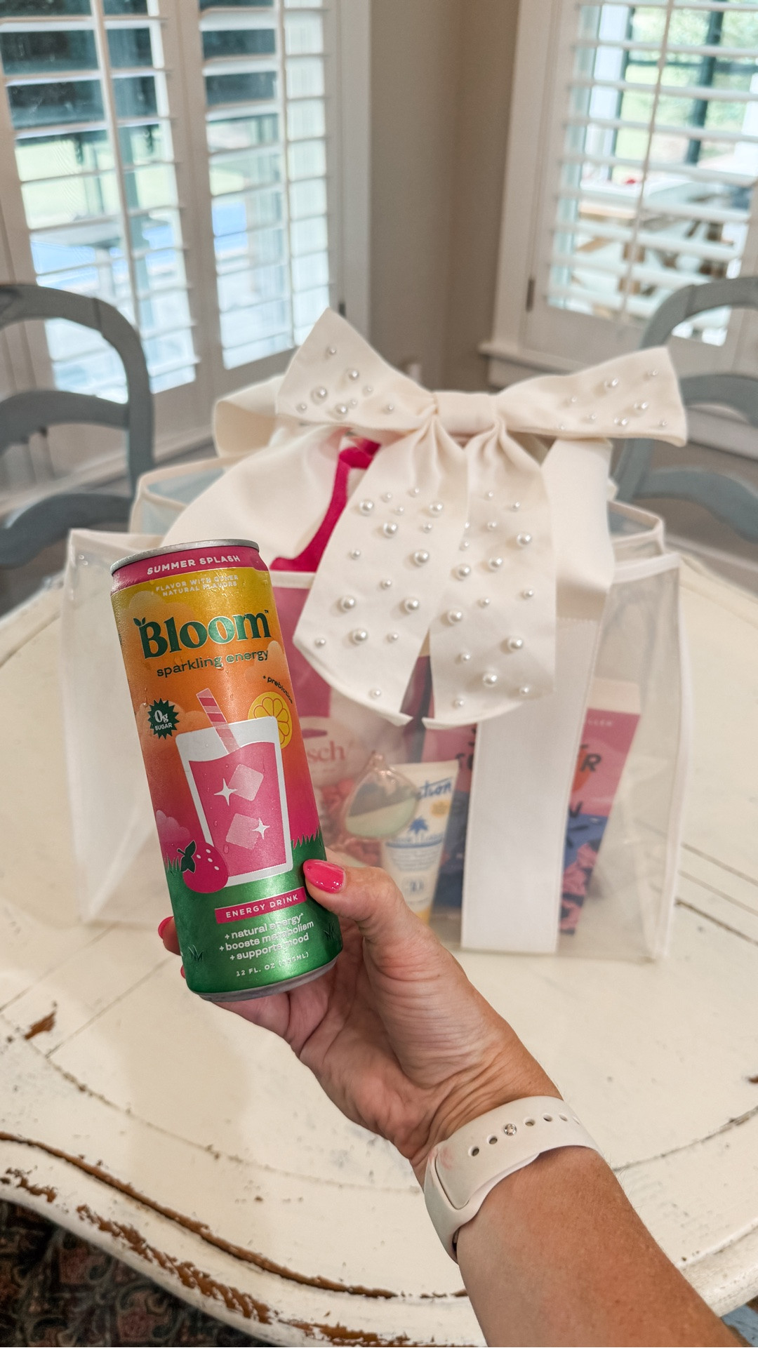 The most perfect summer gift bag and everything is from Amazon 🌊🌸 

This tote has everything a girl needs this summer — a striped beach towel, Bloom Summer Splash Sparkling Energy, a HydroJug, a good book, SPF, Kit-sch hair ties, and cute sunnies 😍

And if you have been wanting to try Bloom — now is the time! They are 25% off for Amazon Prime Day right now so stock up on your fave flavors while you can!

@bloomsupps #BloomPartner #summergiftbasket #amazongiftideas #summerfinds #amazonprimday #giftideas #beachbag #summervibes #momlife