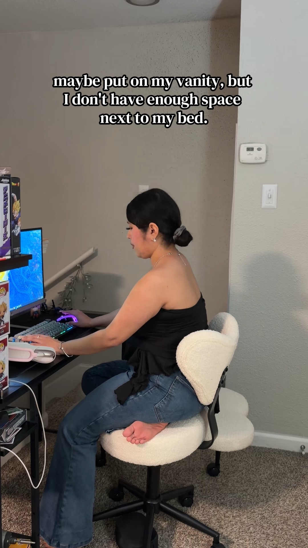 Loving this new ergonomic chair it's so comfortable and pretty 🖤🌸🌷🫶🏼💗 great if you like to sit more comfortably and study or work from home 