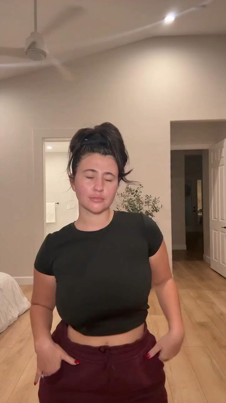 Holiday party ready 🫶🏼🎄✨ 

#ootd #outfitoftheday #curvyfashion #outfitinspo #holidayparties