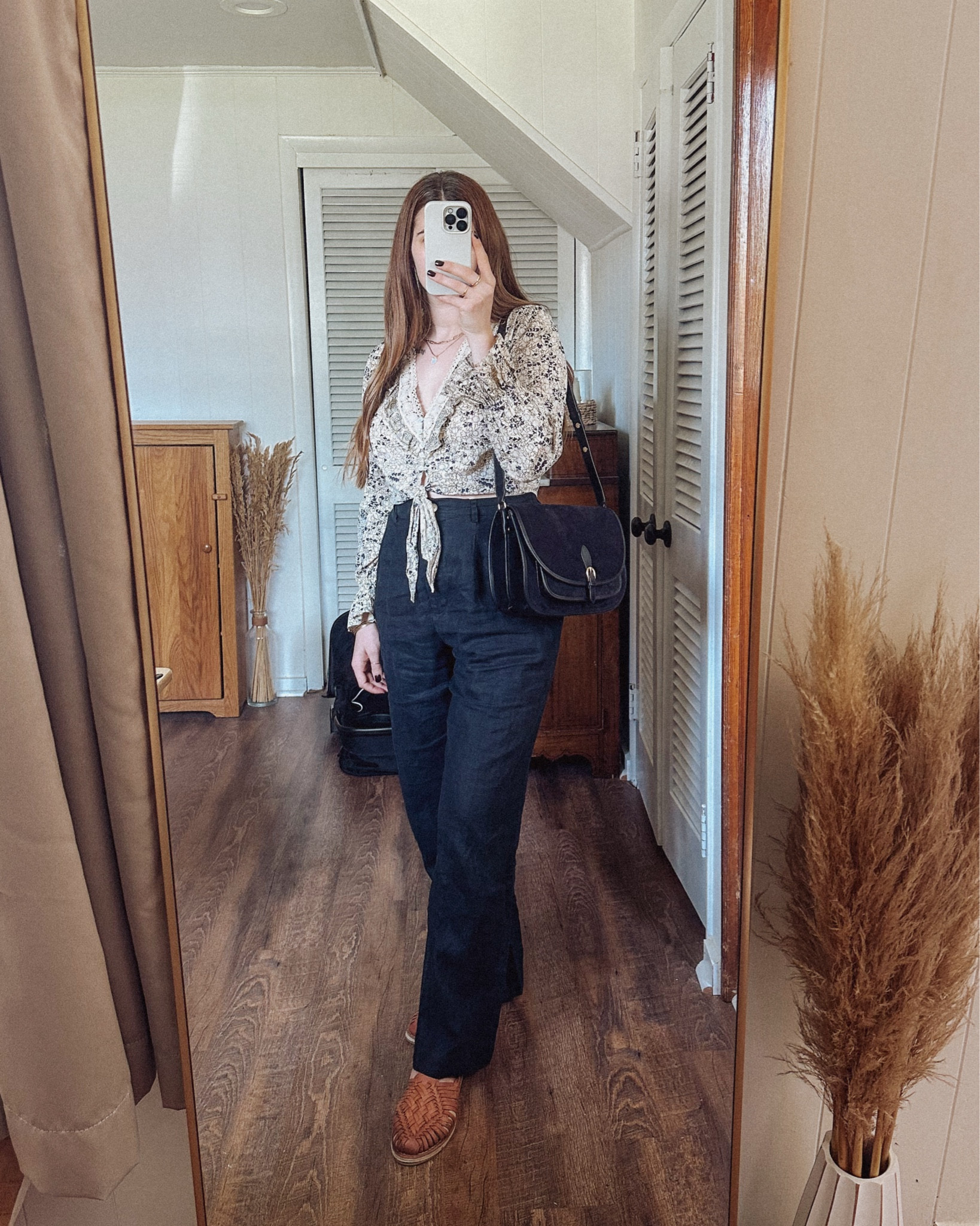 Tried these linen trousers with this month’s Nuuly box, rented a medium but I think I could do with a small. Might rent the size down next month. Love that they are loose but a little structured.

Waistband in the back has stretch to it which I love!

#LTKFindsUnder100 #LTKItBag #LTKWorkwear