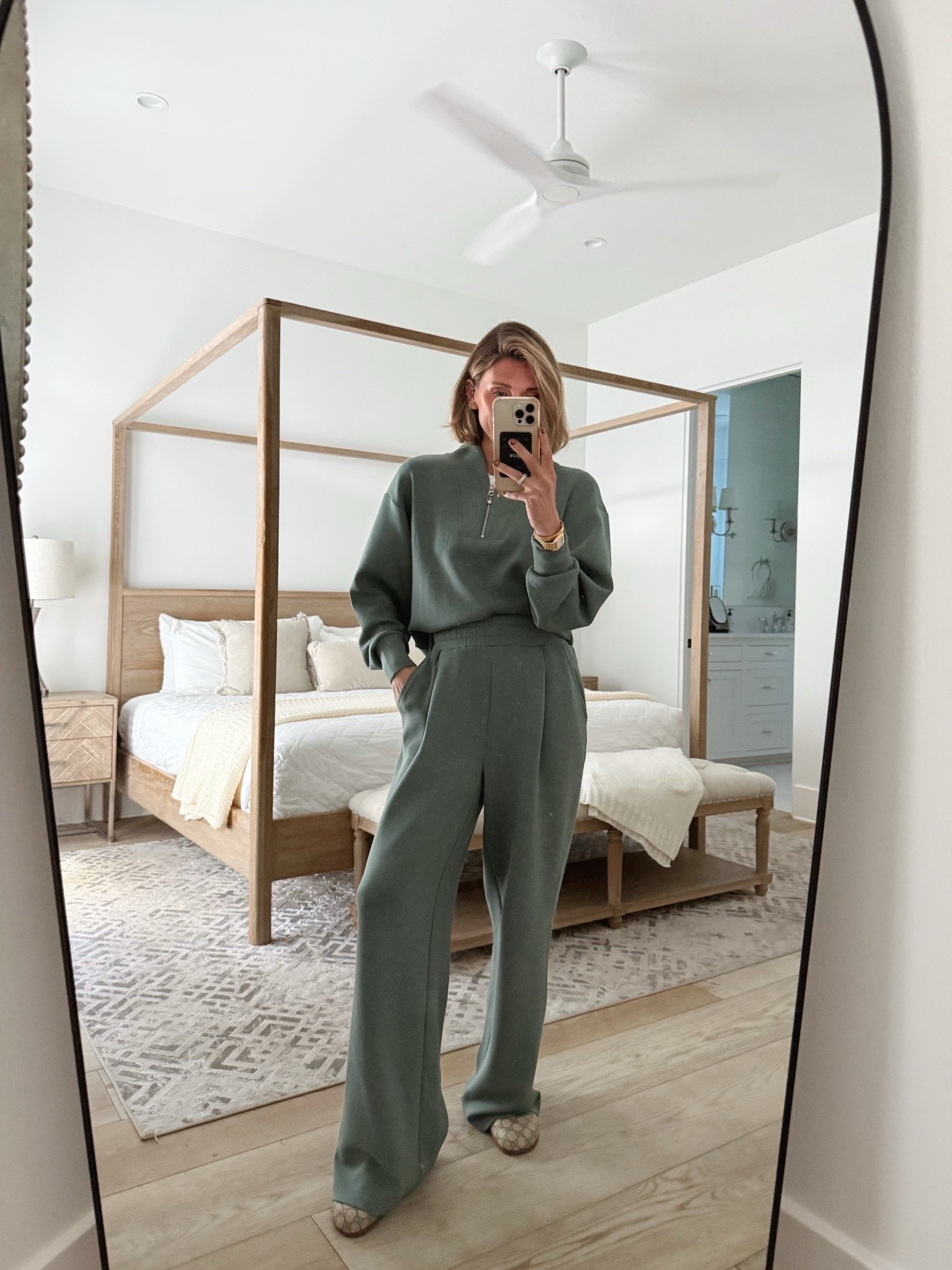 The cutest matching set — and so soft 🤍
Perfect for working from home or travel days. I’m wearing size XS. The pants come in different inseams — I’d recommend regular for 5'5"–5'8" and short if you’re under 5'4". Linked!
#LTKFinds #MatchingSet #EverydayComfort

#LTKootd
