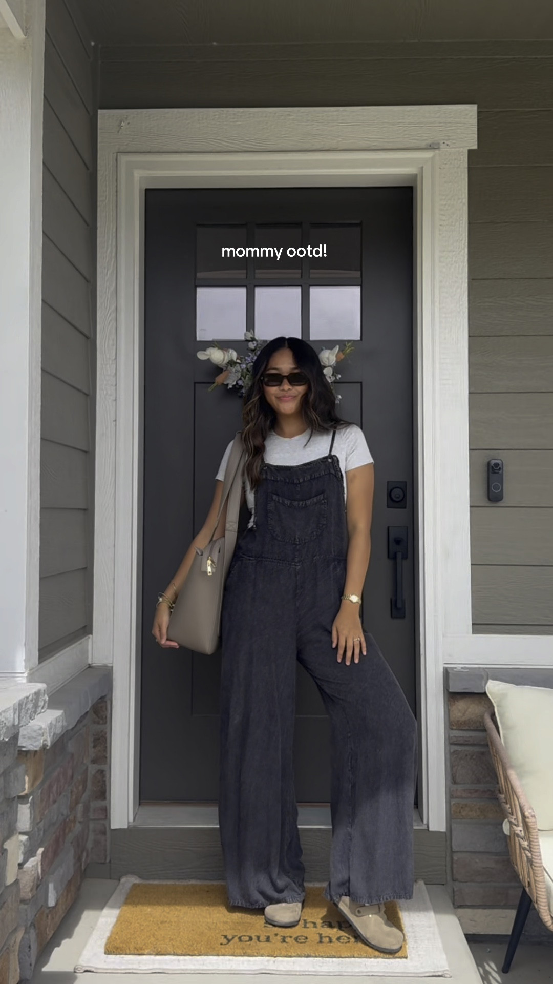 ✔️ modest 
✔️ cute 
✔️ comfy 
✔️ able to chase around a small human 

outfit linked in my ltk !!!!! also featuring cutest diaper bag 

#momootd #momootdinspo #outfitinspo #aylaandco #myaylabag 

#LTKmomlife #LTKootd #LTKMothersDay