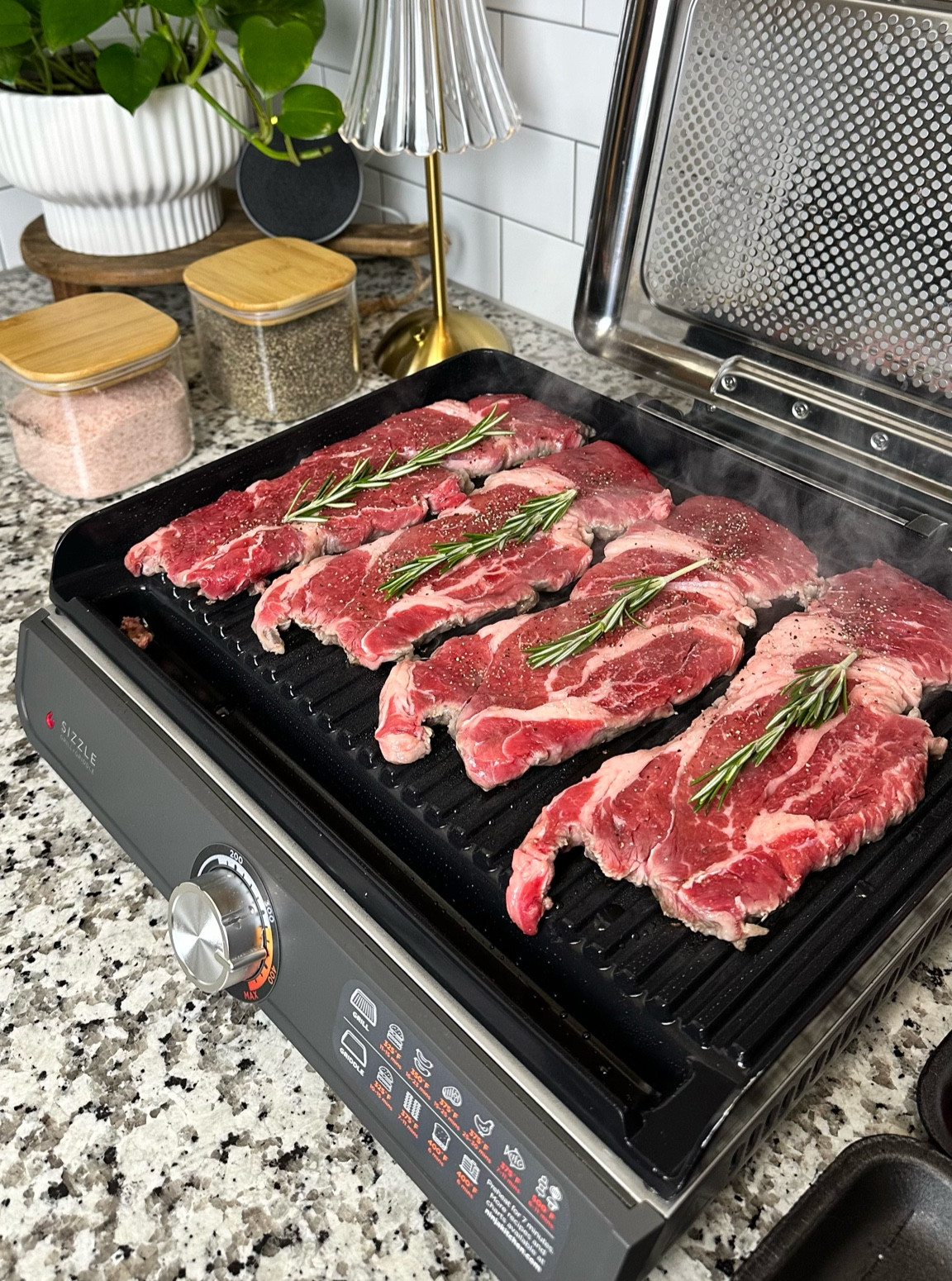 Ninja Sizzle Grill.
The most used item in my kitchen 🙌🏼
#ninjakitchen
