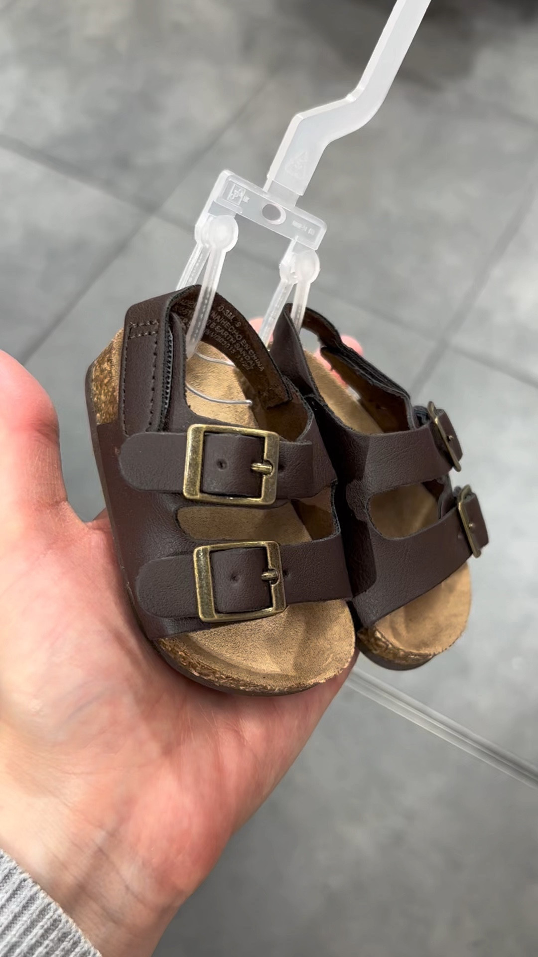 The cutest matching baby and toddler boy sandals 


Old navy kids - matching sibling outfits - sibling shoes - brown summer sandals / vacation shoes - boys fashion and style - old navy baby - matching baby and toddler shoes - summer vacation - spring summer shoes

#LTKbaby #LTKkids #LTKU