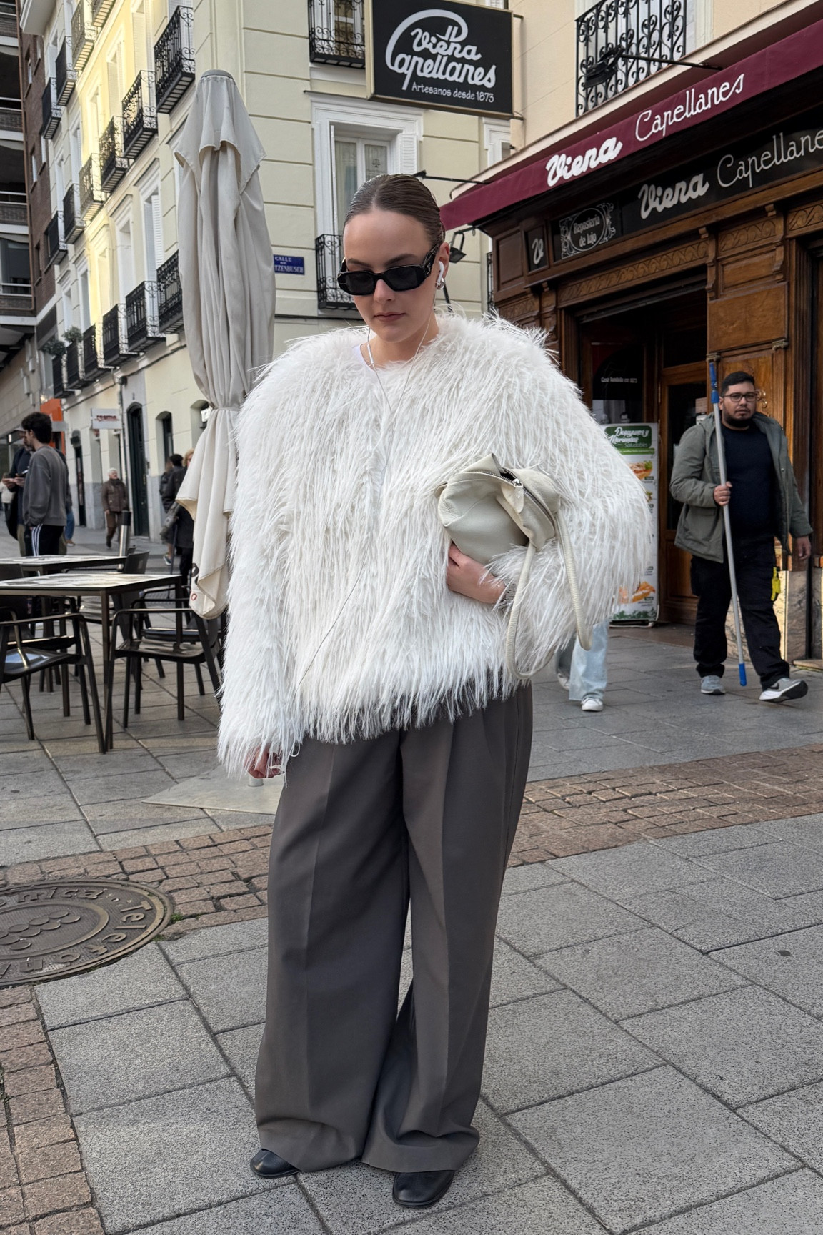 sophistication of white with the grounded warmth of brown 🤍🤎 

Jacket - Zara ref. 3833/240
Pants - Zara ref. 7149/042
Bag - Zara 
Shoes - Homies 
Earrings - COS

#LTKwinter #LTKespana #LTKeurope