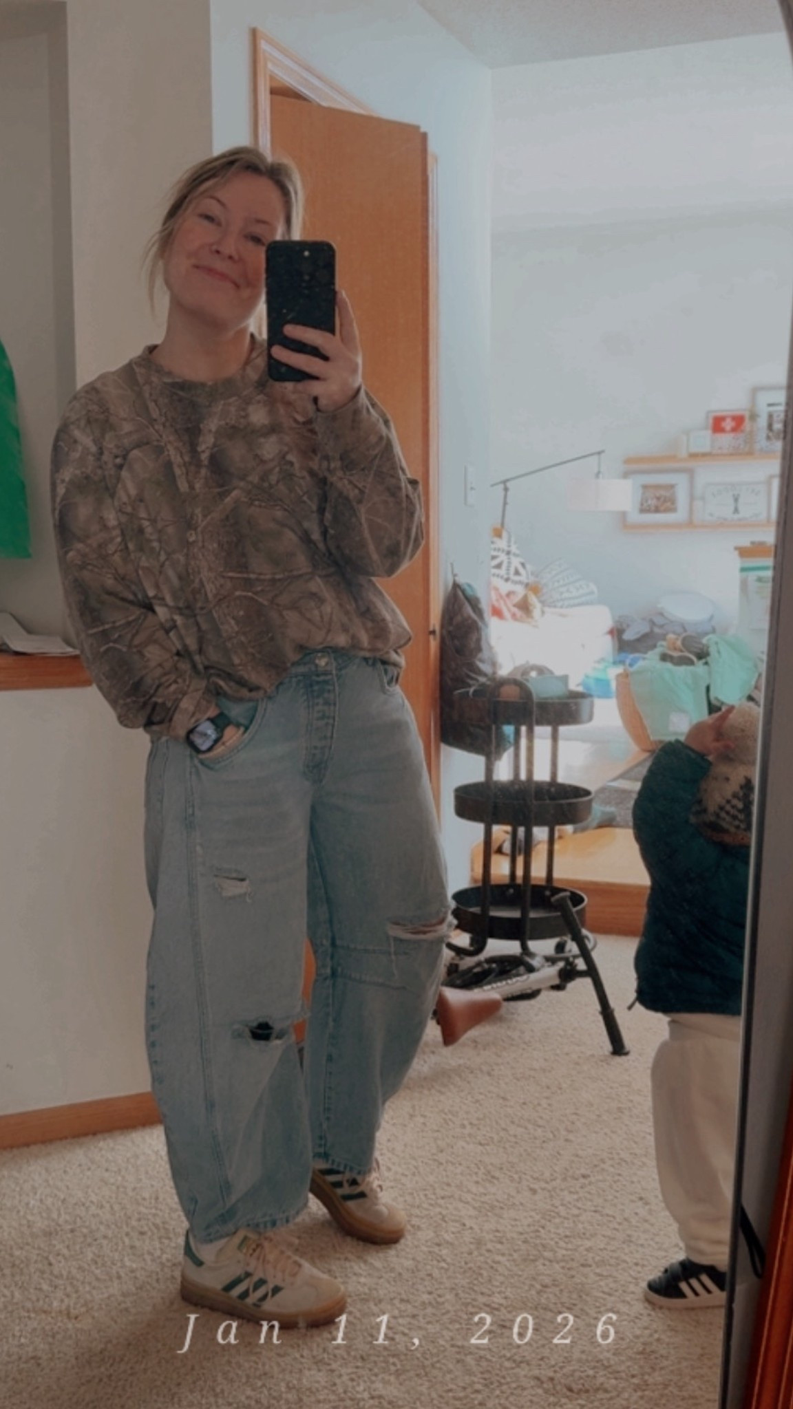 THE camo tee in light brown camo! The material is 👌🏽

Jeans are nuuly:
Good Luck Mid-Rise Barrel Jeans
by: We The Free color: sky