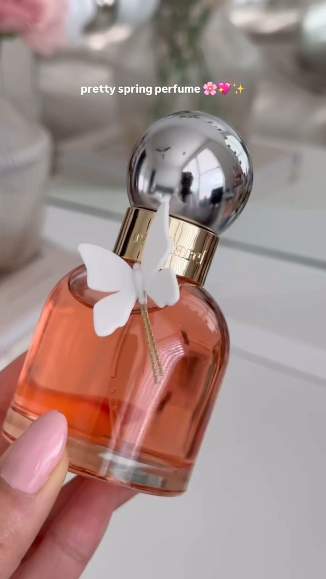 this perfume is what I’ll be wearing all spring 🌸💖 @cacharelparfums

ella ella is a romantic floral and sweet perfume that is warm and projecting, but not overpowering. two spritz is enough to last a few hours, with notes of vanilla that lingers on the skin. definitely a great fragrance to wear in spring and summer. 

key notes: coconut, bergamot, orange blossom, indian jasmine, patchouli, vanilla bourbon

#spring #fragrance #signaturescent #perfume #beauty #beautyreels #beautyobsessed #beautyproducts #unboxingasmr #pinkmakeup #pinklovers #asmrunboxing #pinkpinkpink #aesthetic #girlygirls #softgirl
@influenster #complimentary @cacharelparfums #EllaElla #CacharelParfums #RevealYourWings