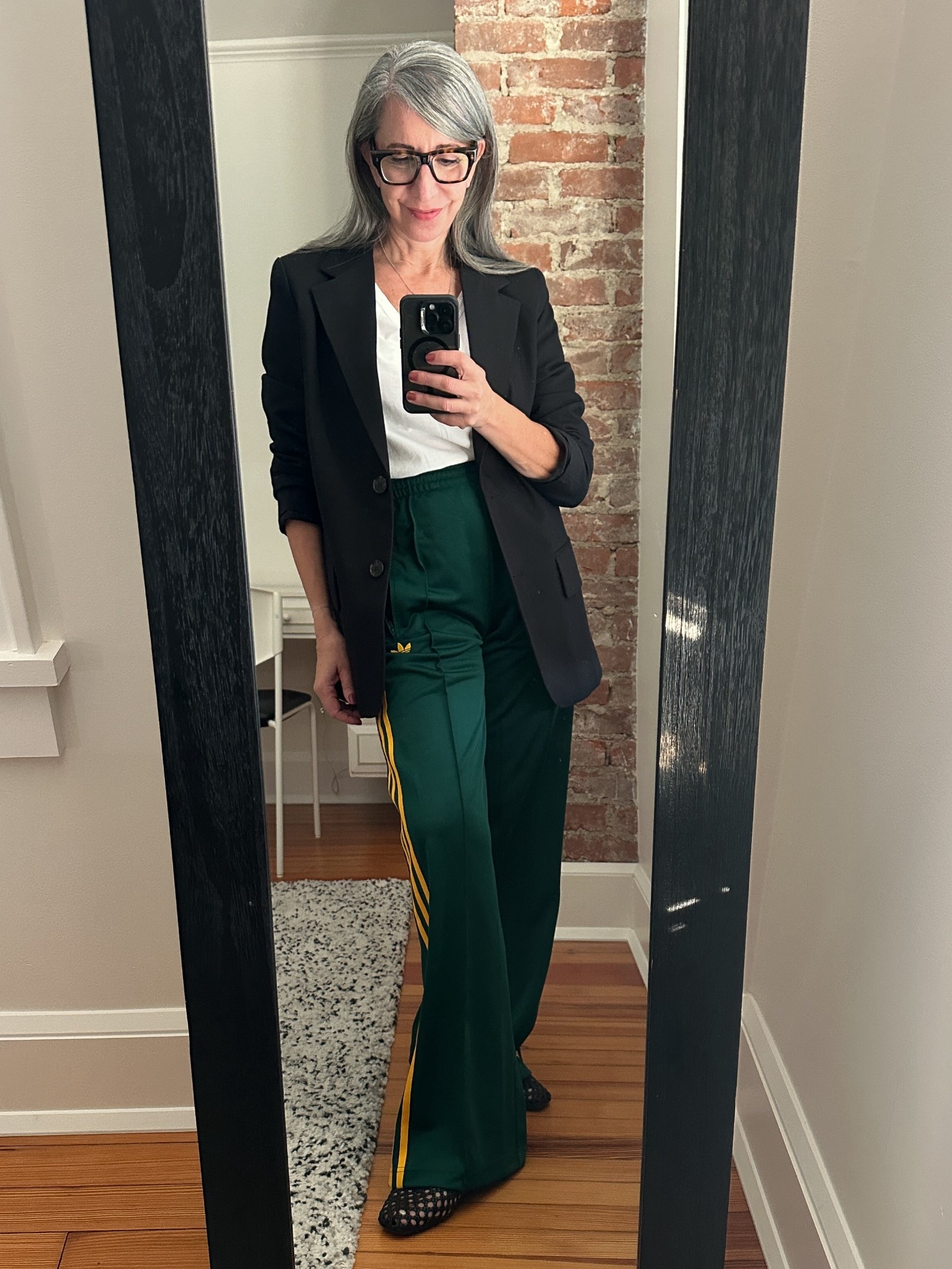 Simplifying getting dressed = simplifying your options! 
Once I leaned into #ComfortableGirlSummer (which, I guess, is now Fall?), things like belts, constant tucking, and circulation-cutting sleeve rolls went bye-bye.
These days, I’m “mostly untucked,” embracing big tops with big bottoms — something I used to think was totally off-limits. My go-to profile is usually a slim-ish top with a wide leg pant. Reliable, yes… but sometimes predictable. Which is when I like to push things a bit — like here. Normally, I’d pair a blazer and tee with jeans. But swapping them for these pop-of-color track pants? Instant fun. It’s the same formula — blazer, tee, shoes — just a fresher twist on something classic!
 .
.
.
.

#over50fashion #over50style #fabulousover50
#chicover50 #over50outfits #effortlessstyle
#modernclassic #widelegpants #comfortablefashion
#casualchic #fallfashion #fallstyle
#layeringseason #styleinspo #ootdover50
#everydaystyle #chicandcomfortable #agelessstyle
#wardrobestaples #fashionover50