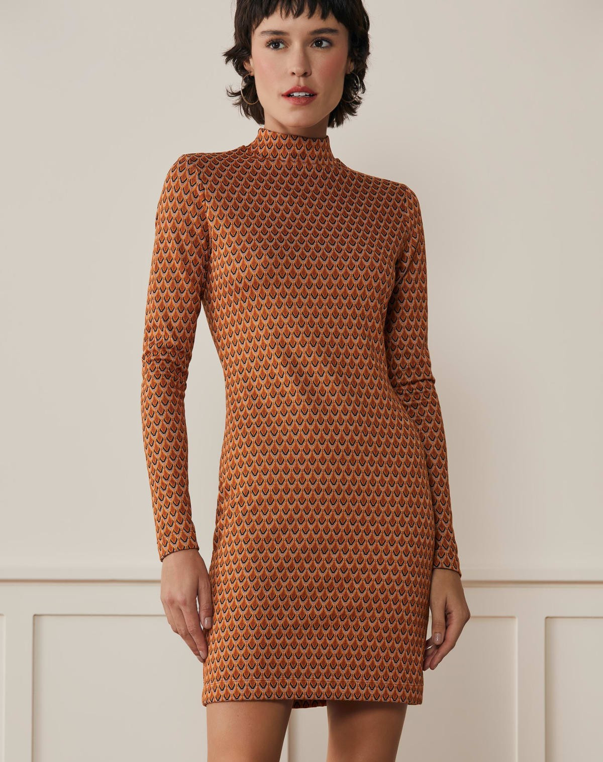 vestido curto jacquard ajustado com decote nas costas | Amaro (BR)