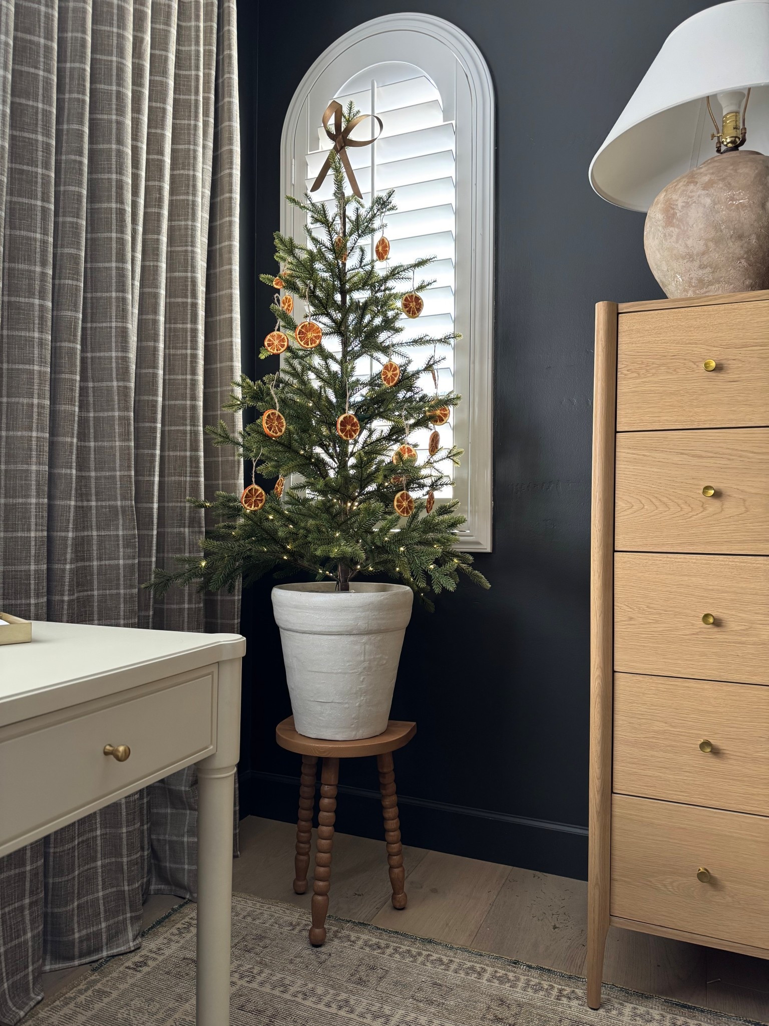 My office Christmas tree 🍊



#LTKHoliday #LTKHome #LTKSeasonal