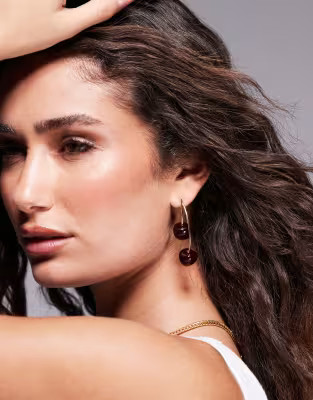 Exclusivité - Kaiia - Pendants d'oreilles avec deux cerises noires - Rouge/doré | ASOS (Global)