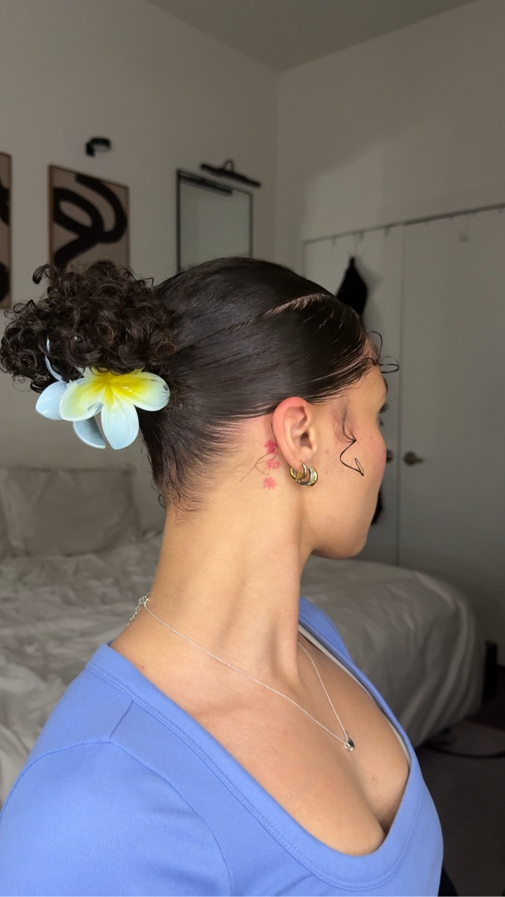 Marching into spring ☺️🌸 I honestly couldn’t wait to bring the flower claw clips out!! @patternbeauty 

Product links in LTK 🫶🏽
-
-
-
-
#explore #hairtutorial #curlyhair #hairstyles #hairstyle

#LTKgrwm #LTKselfcare #LTKBeauty