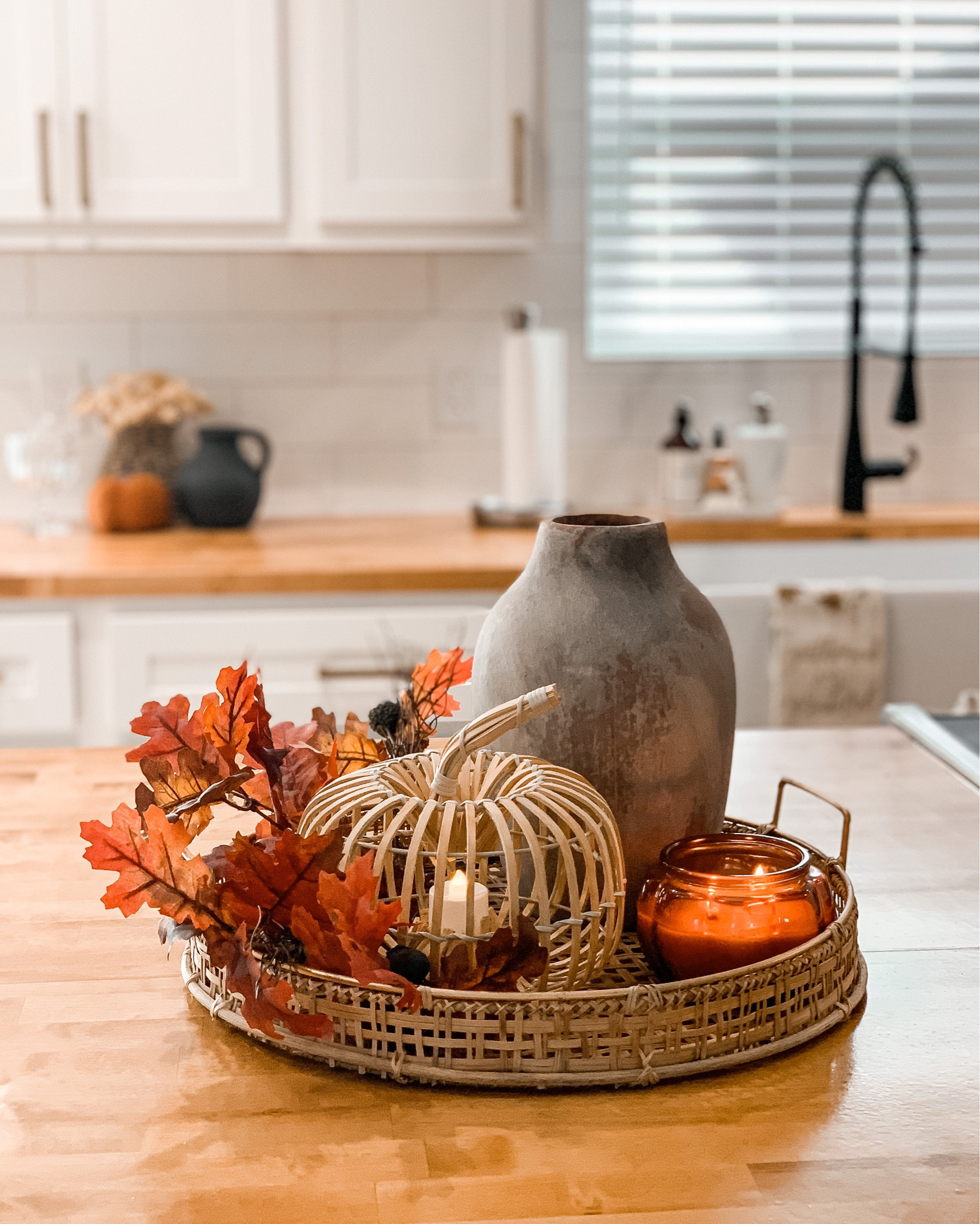 Fall tray decor


Fall decor 
Pumpkins
Tray decor
Tray Styling
Candles 
Home decor 
Target
Target Home
Target Style


#LTKhome #LTKHalloween #LTKSeasonal