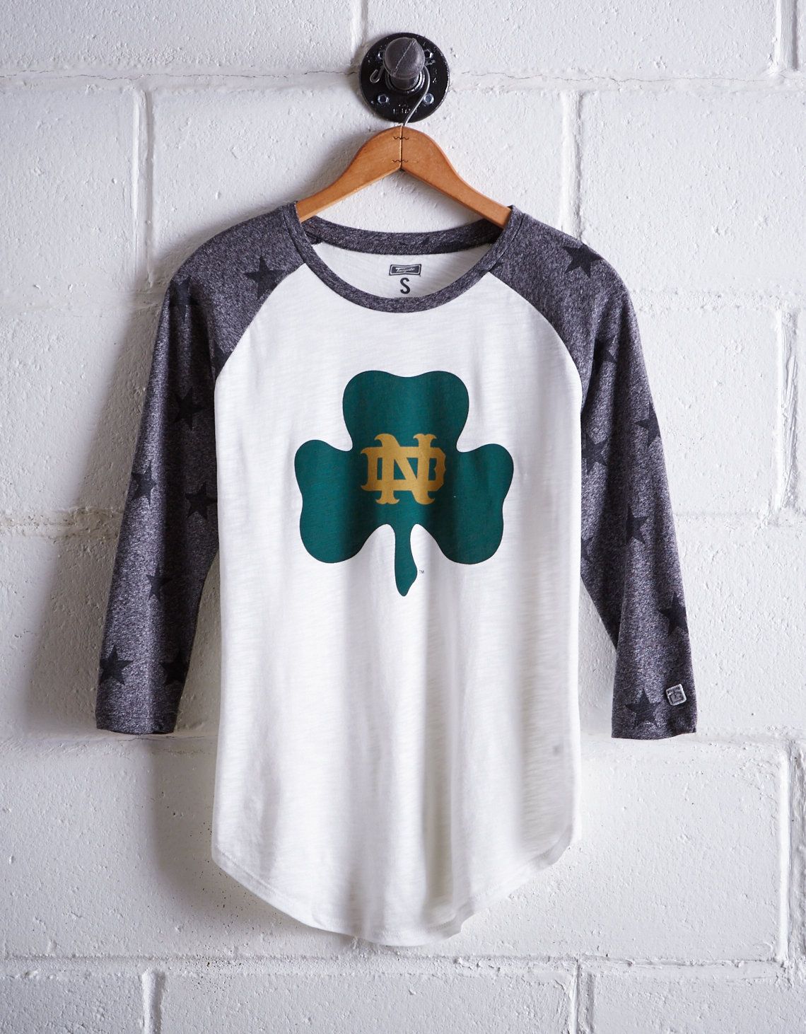 Tailgate Women's Notre Dame Star Print Baseball Shirt, White | American Eagle Outfitters (US & CA)