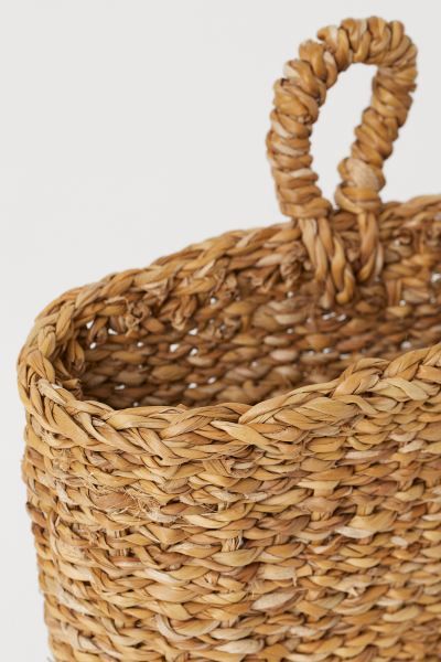 Basket in braided seagrass with a loop at one side. Depth 2 3/4 in. Height 7 3/4 in. Width 10 1/4... | H&M (US)
