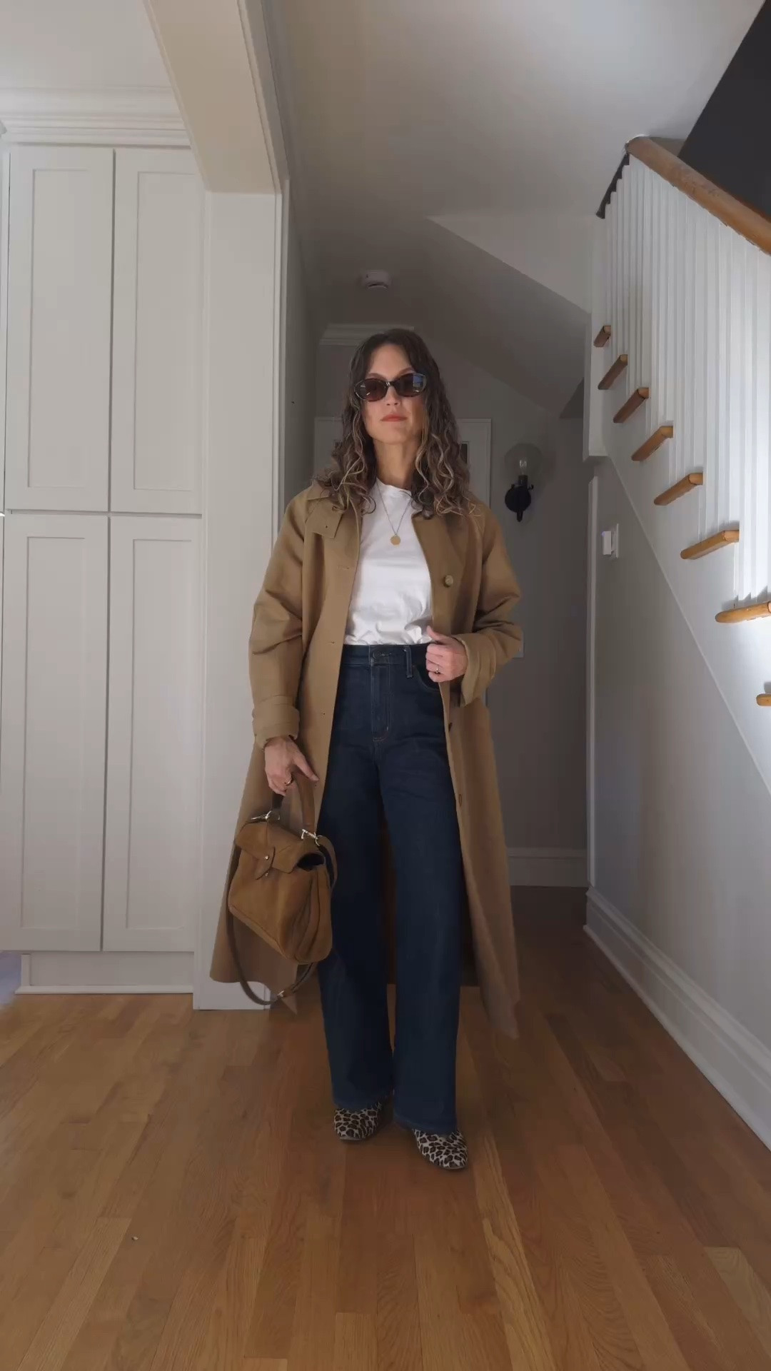October Capsule Look #7

Sèzane tee, S, I sized up. Sèzane trench, 2, TTS for an oversized fit. Agolde denim , 26, I sized up. Sèzane flats. Madewell sunglasses.