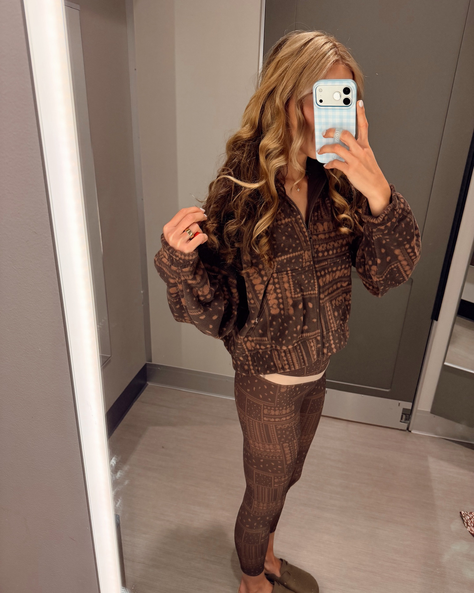 @Target This matching brown printed fleece and legging set is so cozy, loving the patchwork print.

True to size. Linked below!

#LTKActive #LTKSeasonal #LTKootd