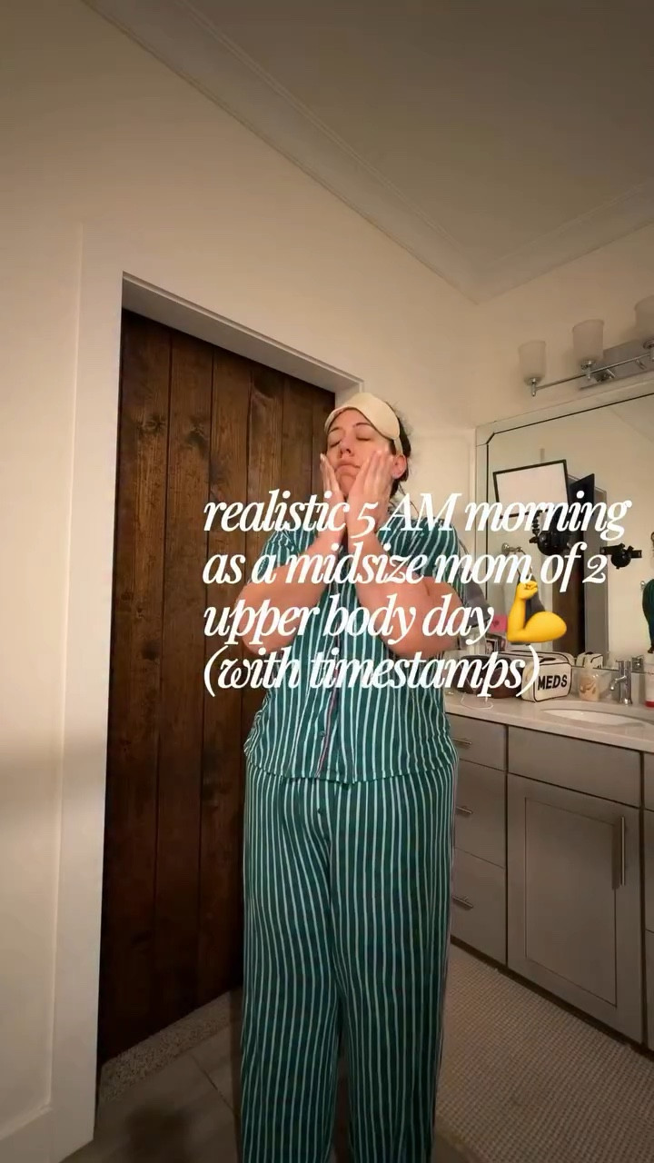 realistic 5am mornings over here 💁🏻‍♀️ upper body day, mom life, and making it happen anyway 💪🏼

@cleansimpleeats @abercrombie @zena_nutrition @hydrojug @goultima @nike @oikos 
@humehealth 
#MomLife #MidsizeFitness #RealLifeRoutine #EarlyMorningGrind #WorkoutMotivation

#LTKdayinmylife #LTKfitnessgoals #LTKgrwm