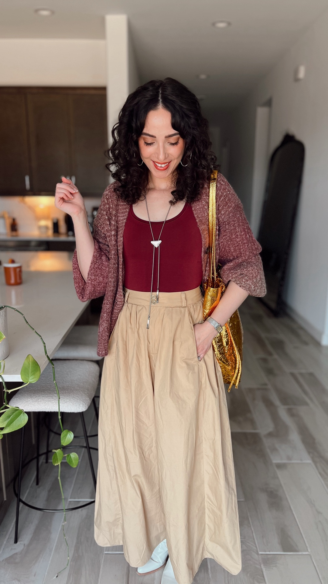 Team silver or gold? 🧐

I started mixing silver into my jewelry lineup as a member of the gold team and love the contrast 🌟🩶

Try wearing all gold or silver jewelry and add an accessory in the opposite metal ✨

This way your jewelry look is consistent & you’re creating beautiful texture with opposing tones!

Keep your eye out for necklaces and earrings in mixed metals this season👌🏼

#falltrends #falloutfitinspo #revolve #nordstrom #mixedmetals #fall2025