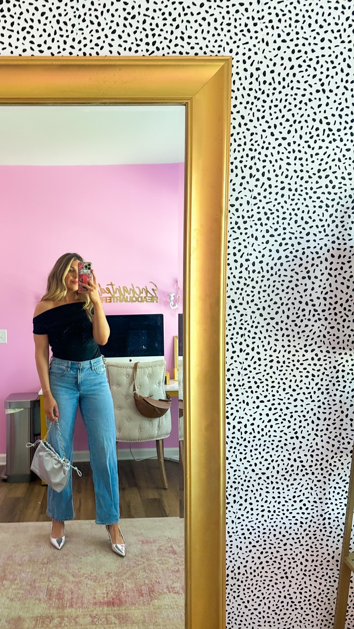 Girls night ootd🩷 love these jeans for those of us girls with some junk in the trunk 😏 American Eagle nailed it!