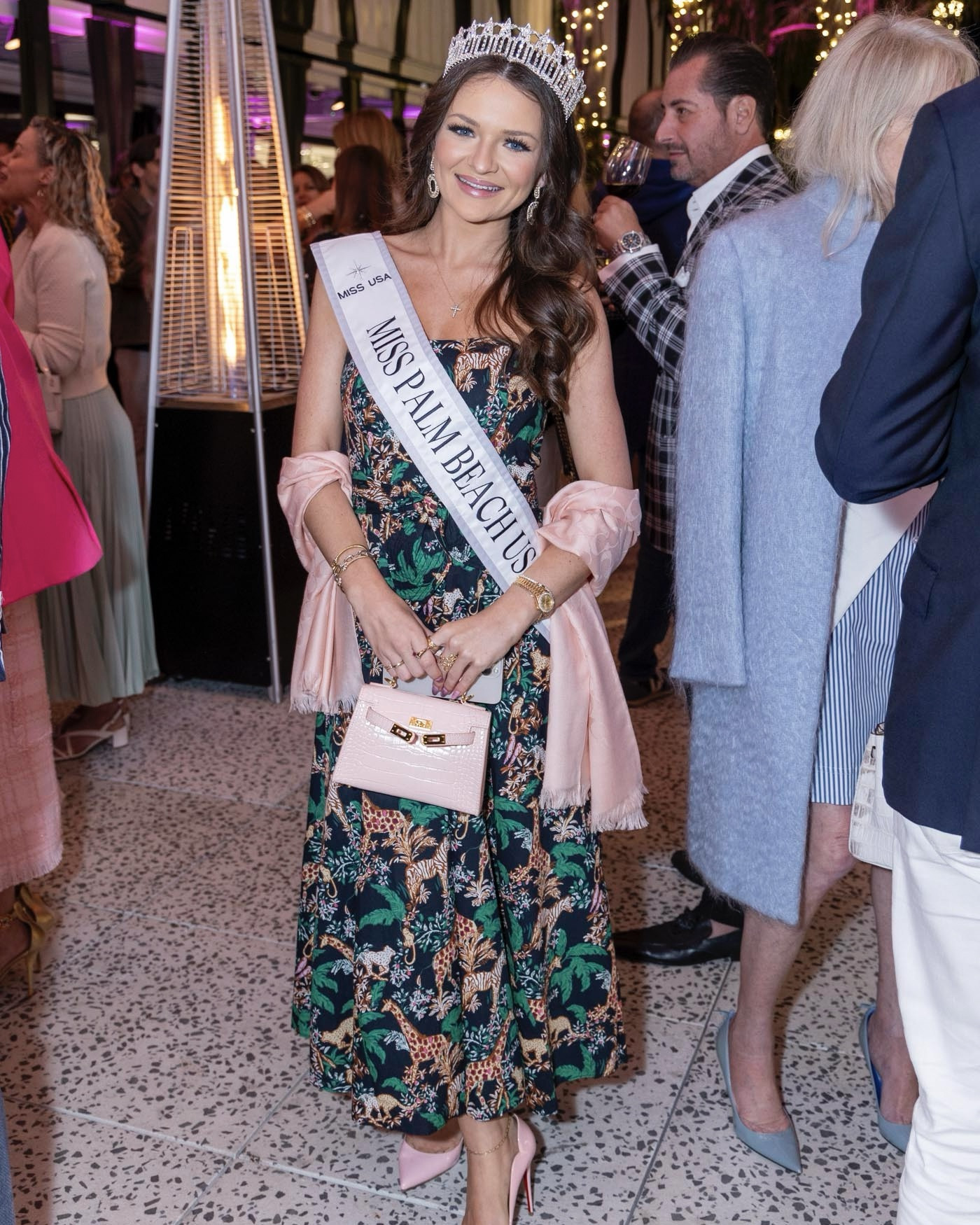 The most perfect Lilly for a night out paired with baby pink Christian Louboutin’s “Hot Chick” heels🦒✨🪩