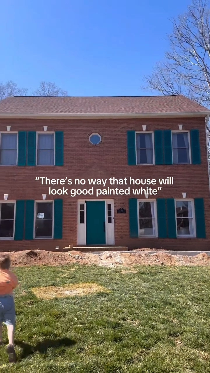 Got my workout in with this one 😮‍💨 

But it’s DONE!!! Do you love it?! Comment “INFO” for a link to everything I used to limewash our brick exterior!

Color is Cristallo White by @romabiopaints 🤩

#limewash #brick #brickhome #diyhome #homeexterior #homeremodel #homedesign