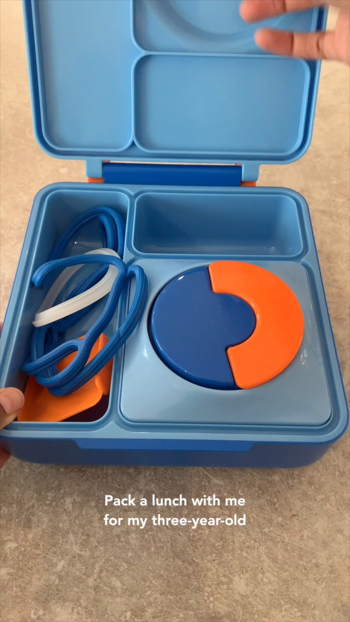 Today I packed a peanut butter & jelly sandwich made with fresh homemade bread, my blueberry-cherry chia jam, and natural peanut butter drizzled with honey in his [@omielifeinc] box. 
On the side: applesauce topped with homemade granola, a Babybel cheese wheel, and some crunchy seaweed sheets.⁠

⁠

The win? His teacher told me he ate everything for the first time since starting Kindi on his own! She even asked if he was a vegetarian because it was all meat-free (he’s not a vegetarian 😅). But I love mixing it up and showing him new flavors.⁠

⁠

Now that he’s more comfortable at school, I’ll be sending more lunch-focused boxes his way! So, stay tuned for what’s next!⁠

⁠

Moms and parents: What’s your toddler’s favorite lunch combo? Share below, I’m always looking for inspiration!⁠

⁠

#PrivateChefDiaries
#MomLifeAbroad
#ToddlerLunchIdeas
#LunchBoxWins
#HealthyKidsMeals
#ExpatsInGermany
#MomHumor
#GermanKindergarten 

 