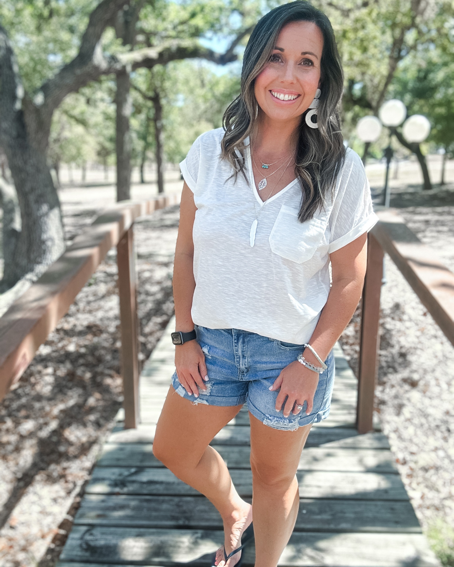 CAA04C3E3CC - white v neck tee
White or black!
Cupshe 🫶🏼