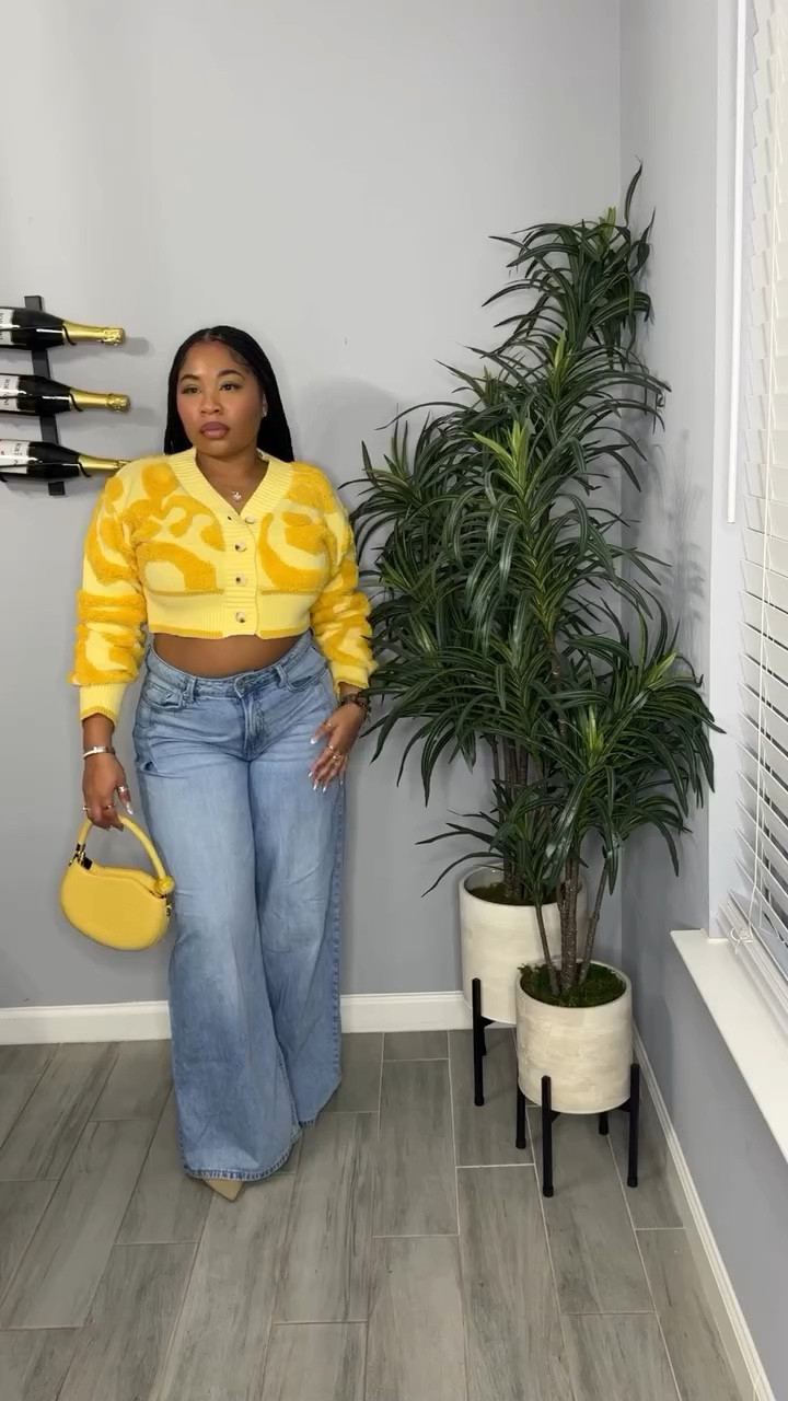 The cutest cousin in the living room 💛 
Thankful for this blessing I call my life and everyone in it 🥳 

Sweater: @acelyn.style ✨

#happythanksgiving🦃