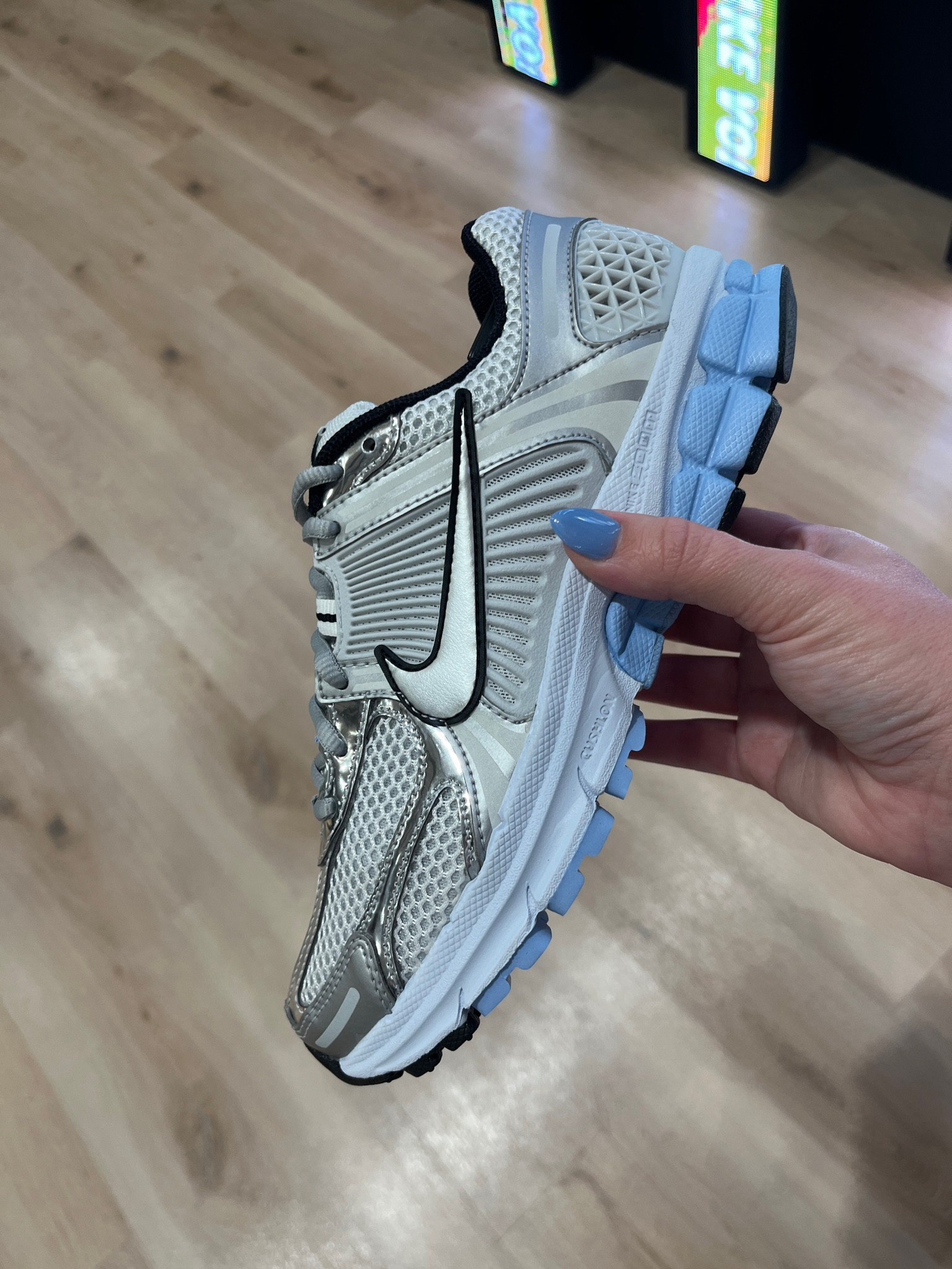 😮‍💨 obsessing over the style & comfort of these Nike Vomero 5 🩵

👟: true to size, 7 1/5

#LTKActive #LTKShoeCrush #LTKSeasonal